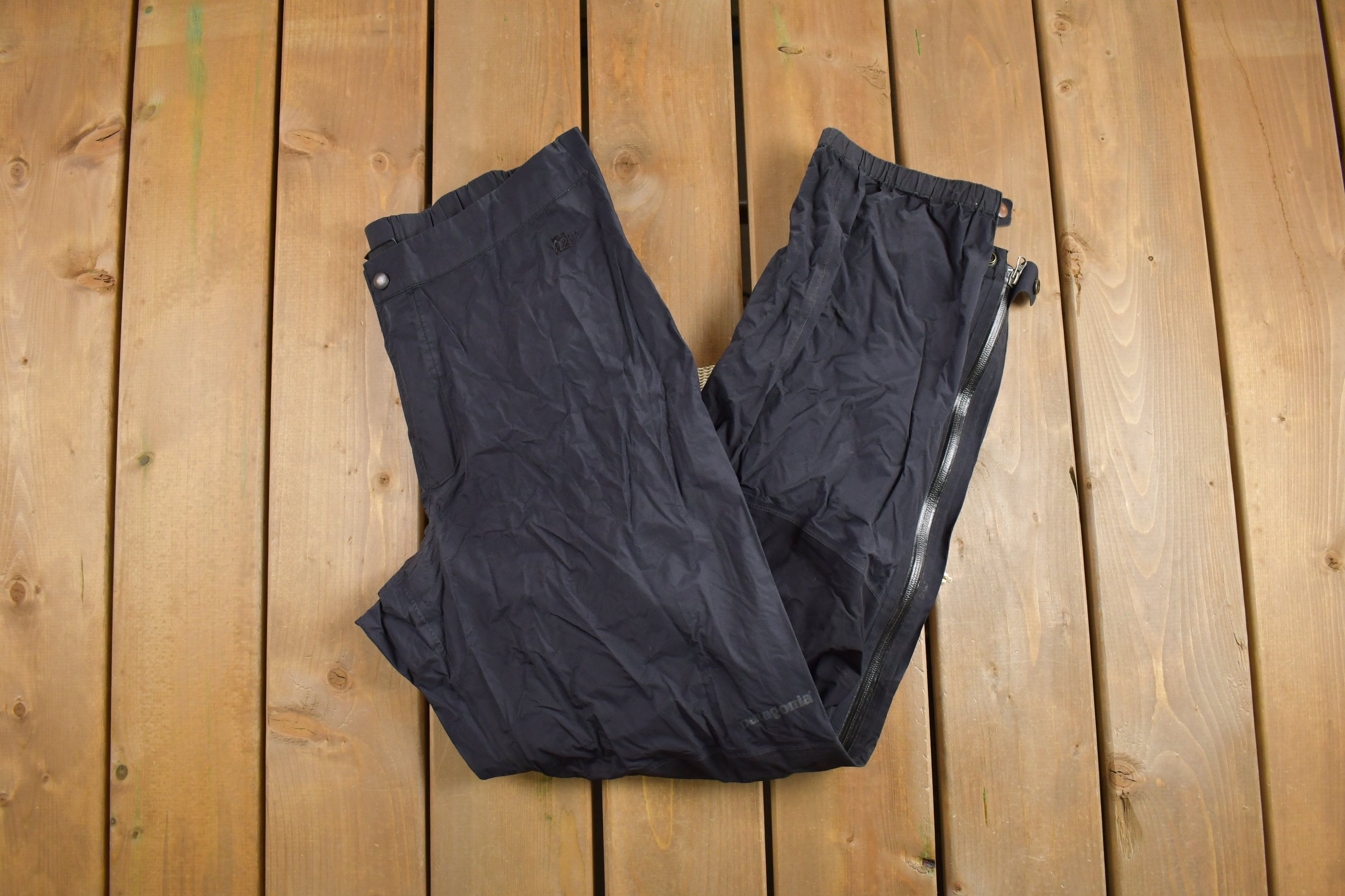 Vintage 1990s Patagonia Black Snow Pants Size 34 x 30 / Hard Shell / American Vintage / Streetwear / Tech Wear