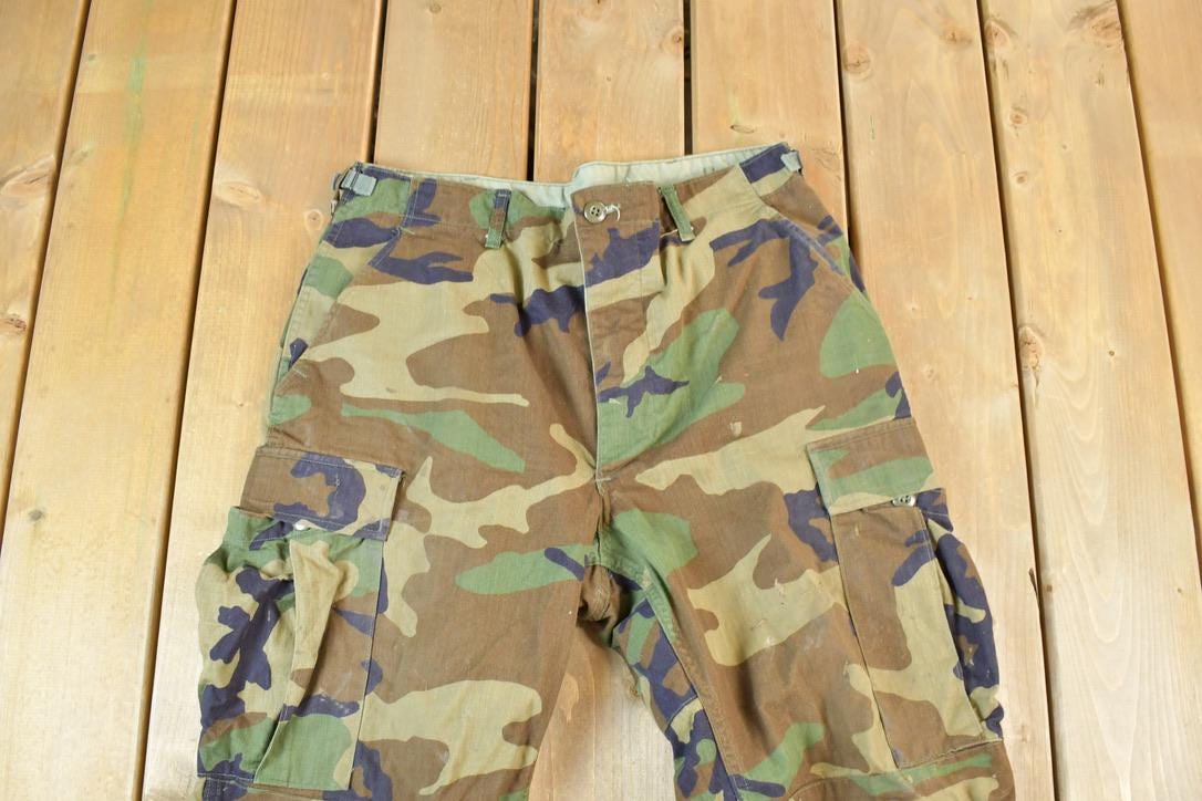 Vintage 1990s Army Camouflage Cargo Pants Size 31 x 32 / Streetwear / Army Pants / Military Pant's / Vintage Cargos / Made In