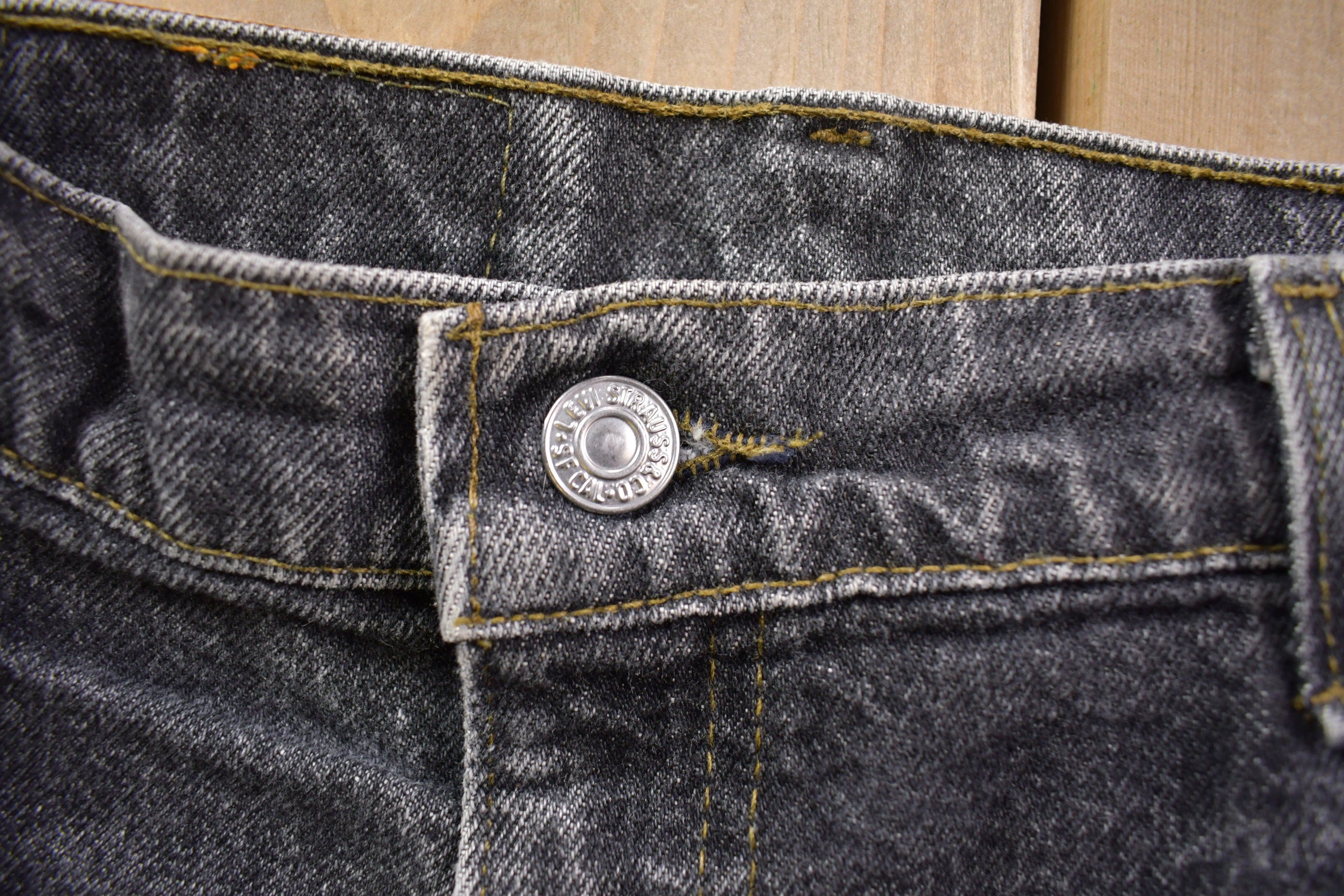 Vintage 1990s Levi's 550 Orange Tab Denim Jeans Size 34 x 30.5