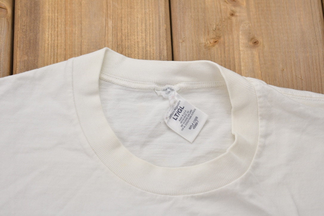 Vintage 1990s Grizzly Bear Graphic T-Shirt /