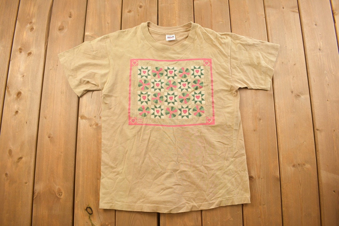 Vintage 1990s Cute Family Quilt Themed Graphic T Shirt