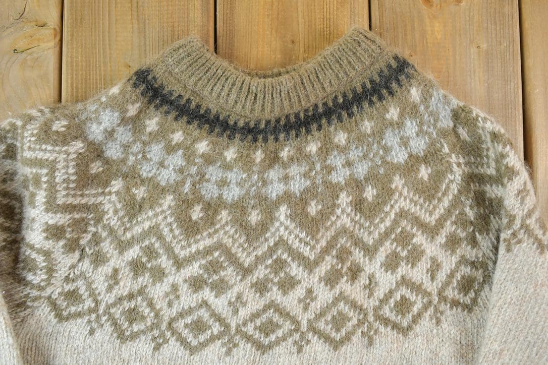 Vintage 1980s Woolrich 100% Wool Knit Crewneck Sweater /