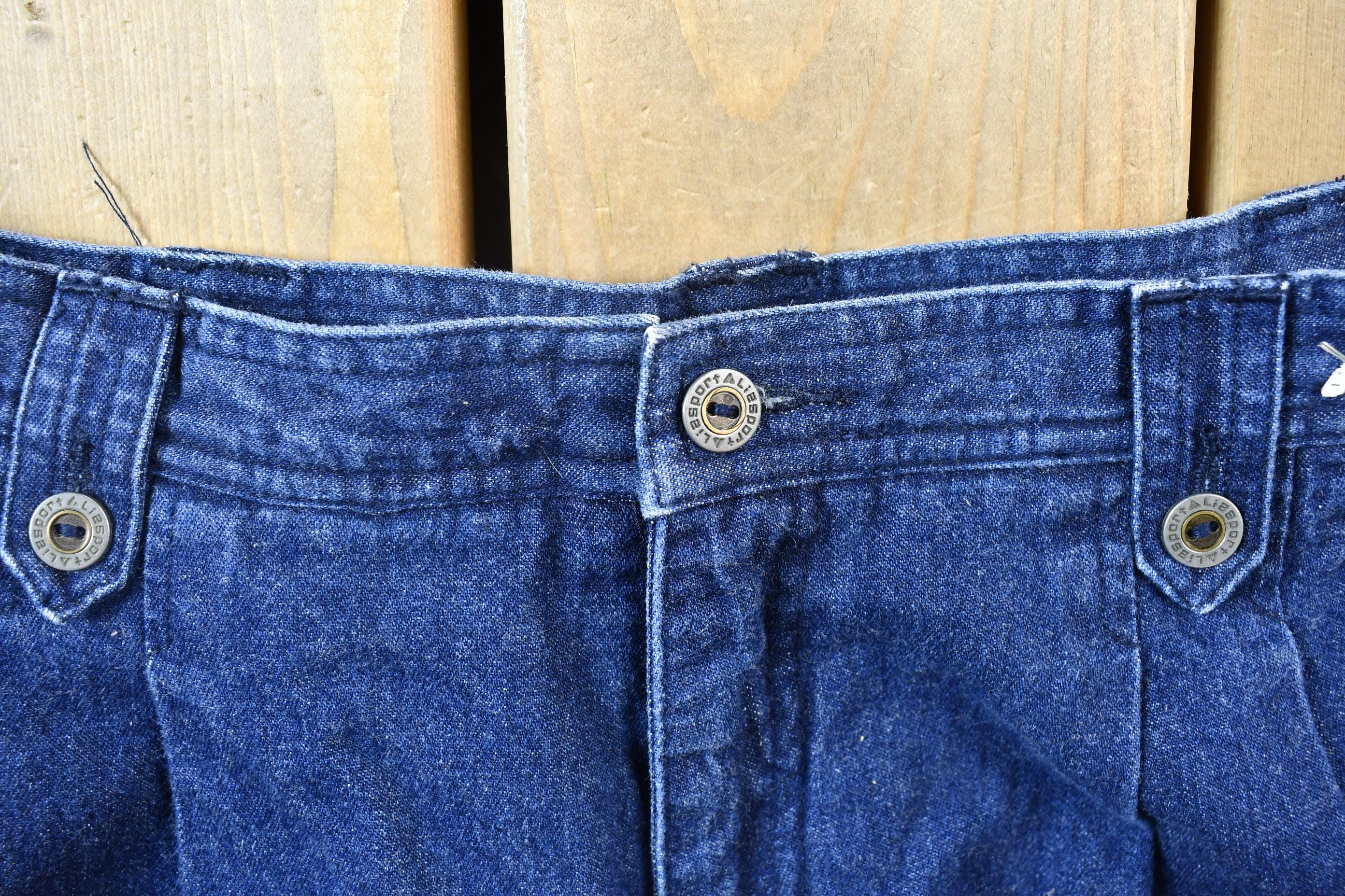 Vintage 1990s Dark Wash Pleated Women's Jean Shorts Size 30 x 7