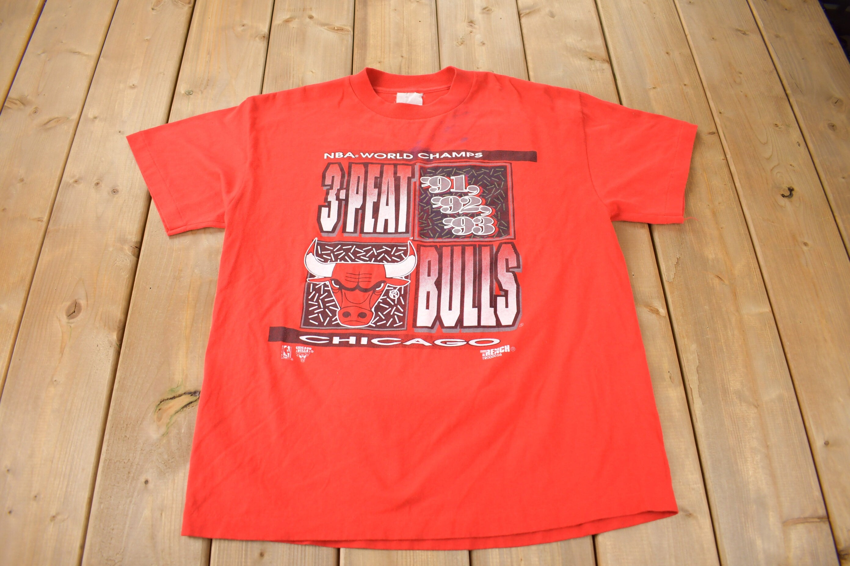 Vintage 1993 Chicago Bulls 3 Peat NBA World Champions Basketball Graphic T-Shirt Made In USA