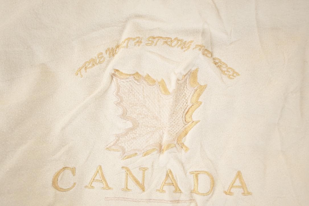 Vintage 1990s Tundra Sport Embroidered Maple Leaf Crewneck Sweatshirt Men's XL