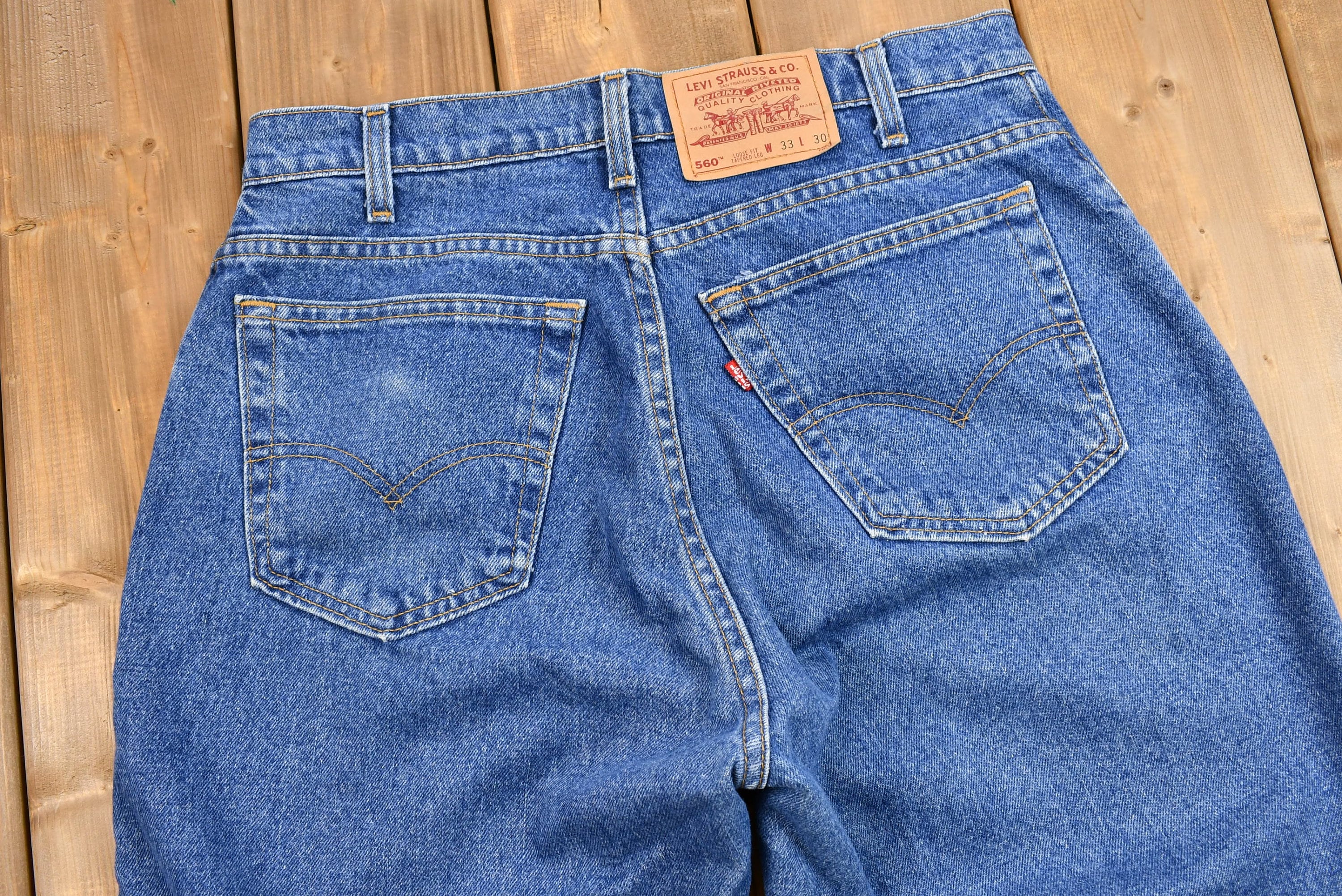 Vintage 1990s Levi's 560 Medium Wash Loose Fit Tapered Leg Mom Jeans