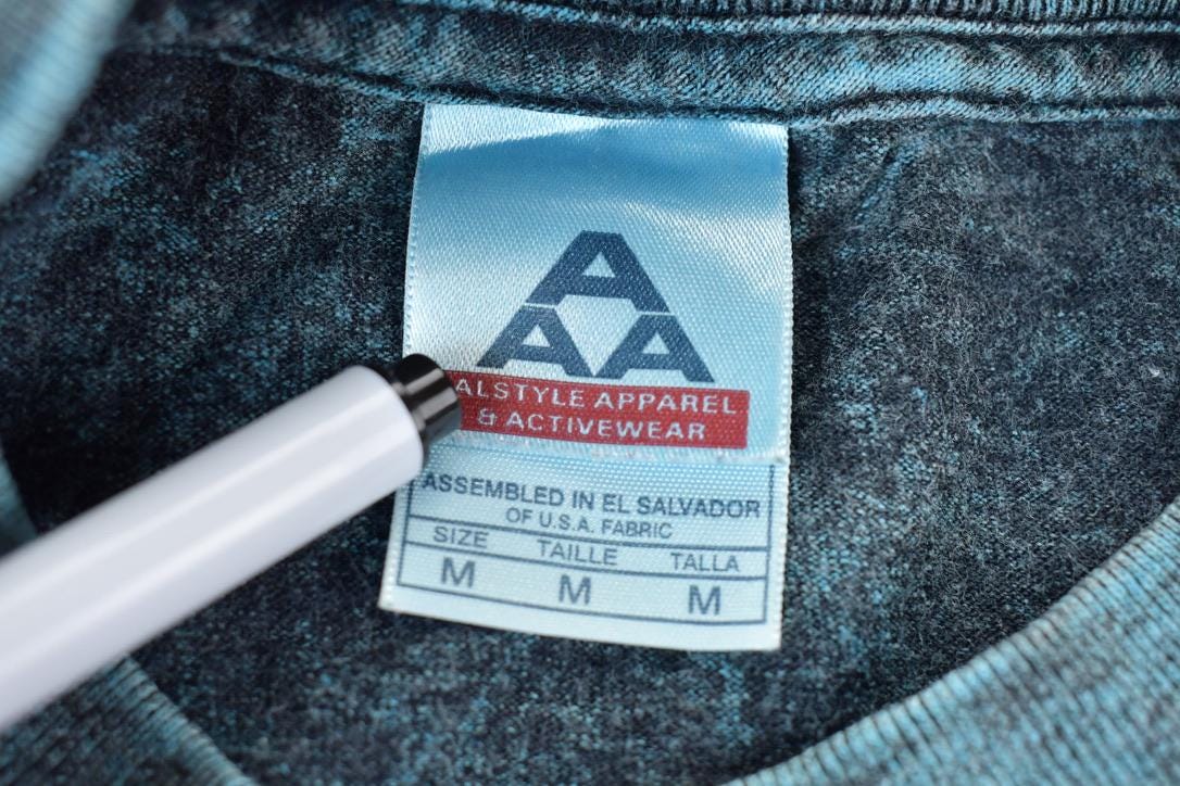 Vintage 1990s Black and Green Turtle Dream Catcher Graphic T-Shirt / Colourful Tee / Size M