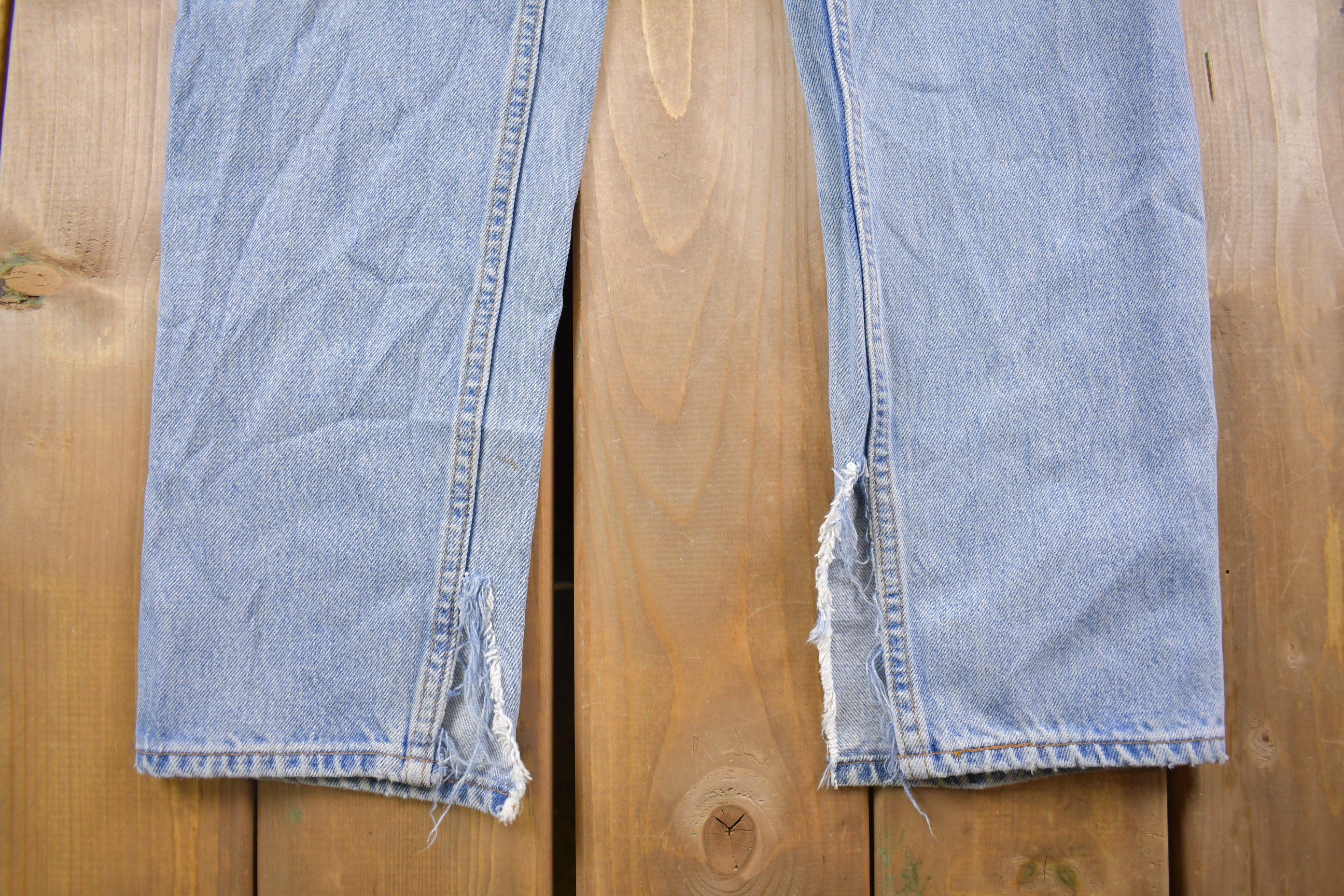 Vintage 1990s Levi's 550 Red Tab Jeans Size 28 x 32