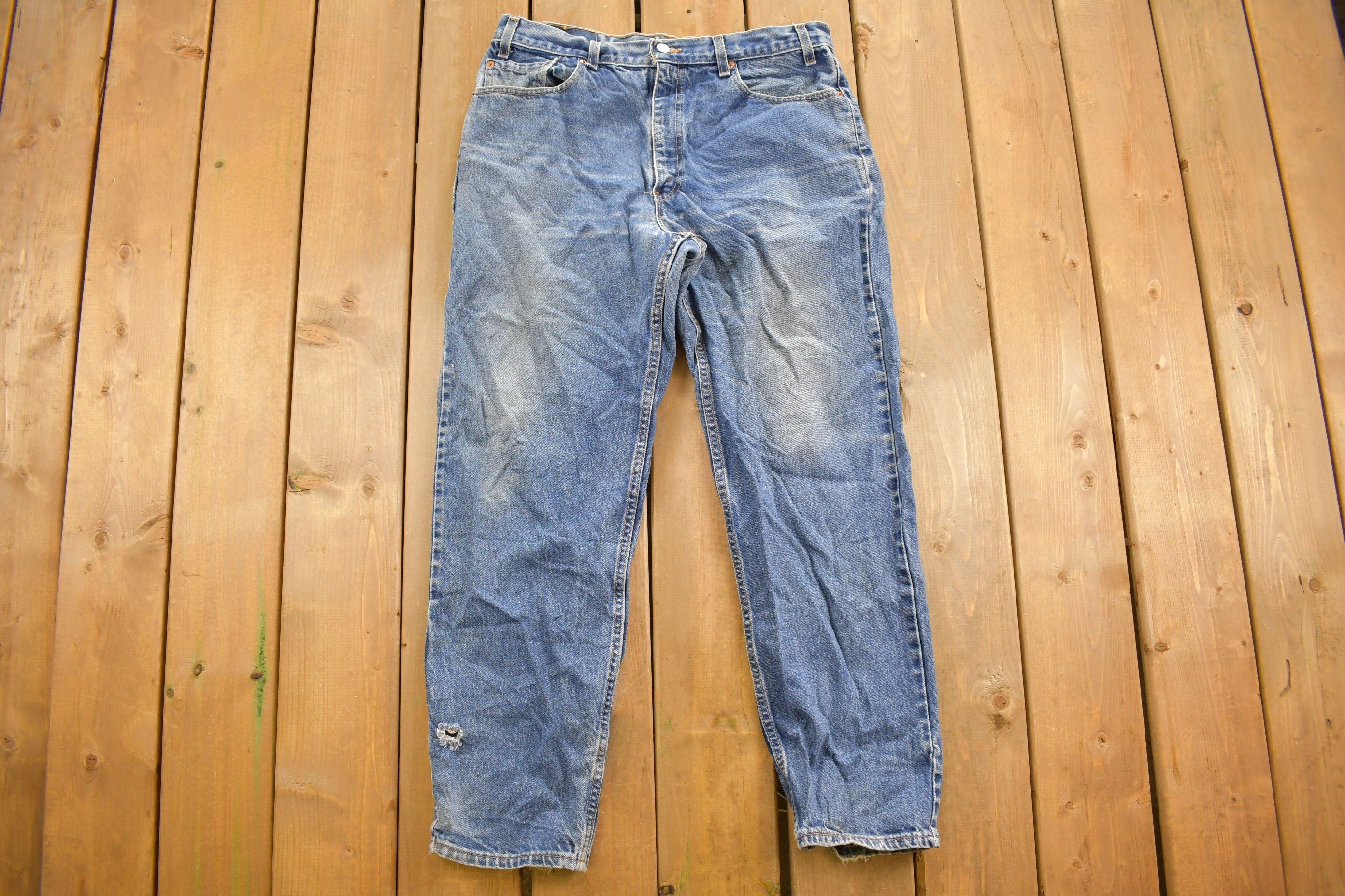 Vintage 1990s Levi's 550 Relaxed Fit Medium Wash Jeans Size 34 x 30