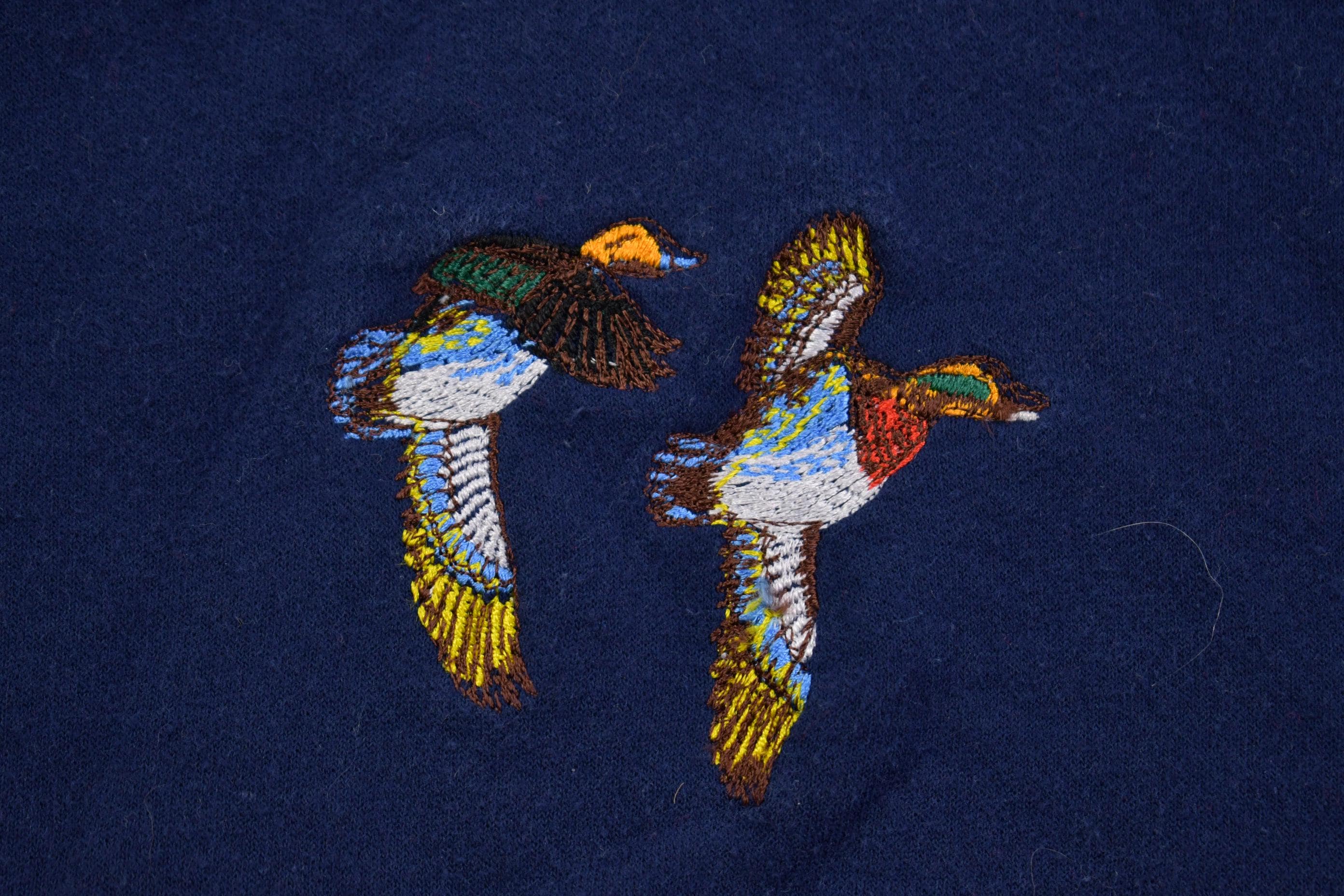 Vintage 1990s Embroidered Ducks Crewneck Sweatshirt - Large