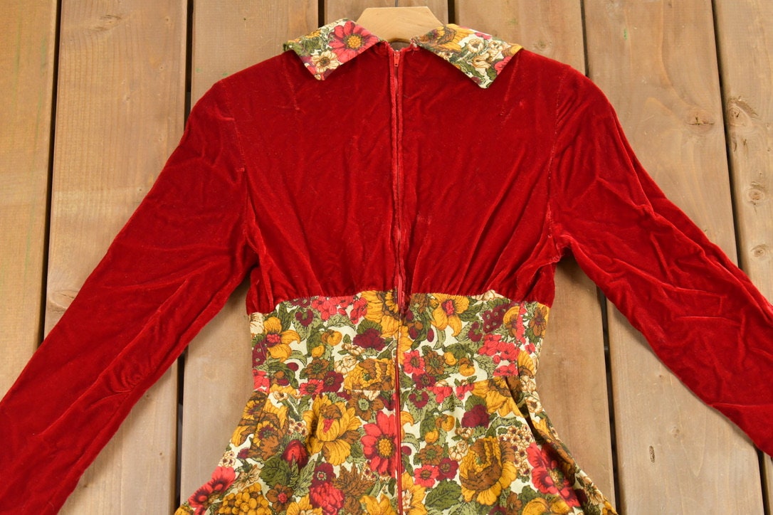 Vintage 1950s Floral Velvet Dress / True Vintage / Retro Womenswear / Shirt Dress / Sheath Dress