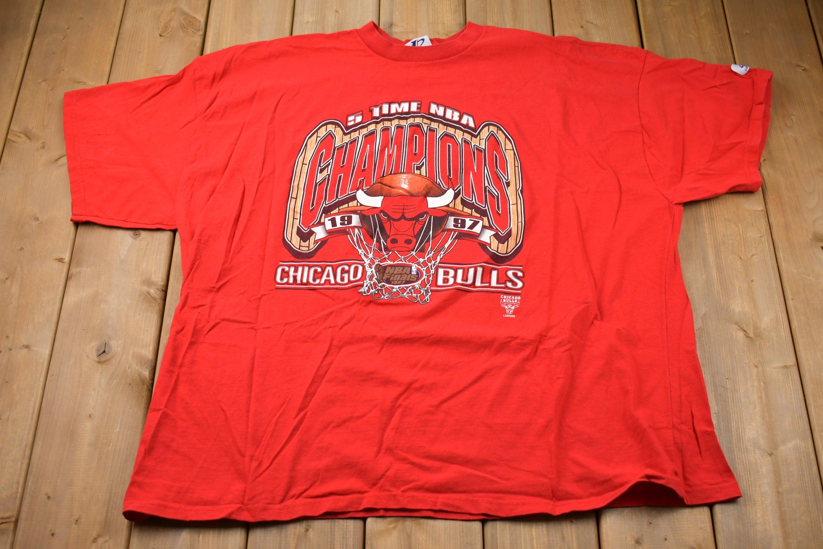 Vintage 1997 Chicago Bulls NBA 5-Peat Champions Logo Athletic Made In USA Graphic T-Shirt