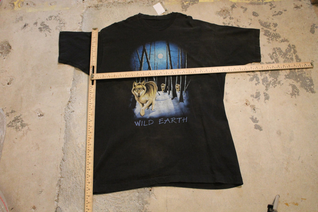 Vintage 1990s Wild Earth Wolf Theme Graphic T Shirt