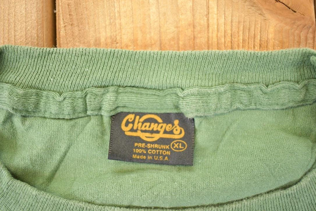 Vintage 1990s Canadian Rugged Daffy Duck Looney Tunes Fishing Souvenir T-Shirt Men's XL