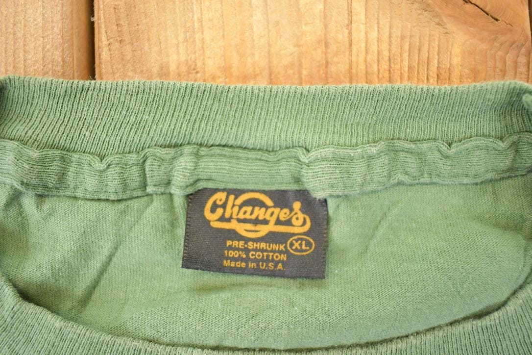 Vintage 1990s Canadian Rugged Daffy Duck Looney Tunes Fishing Souvenir T-Shirt Men's XL