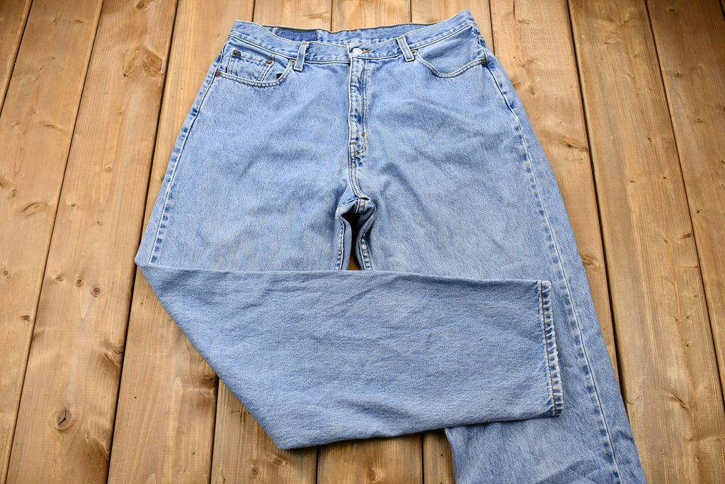 Vintage 1990s Levi's 560 Light Wash Loose Fit Tapered Leg Mom Jeans