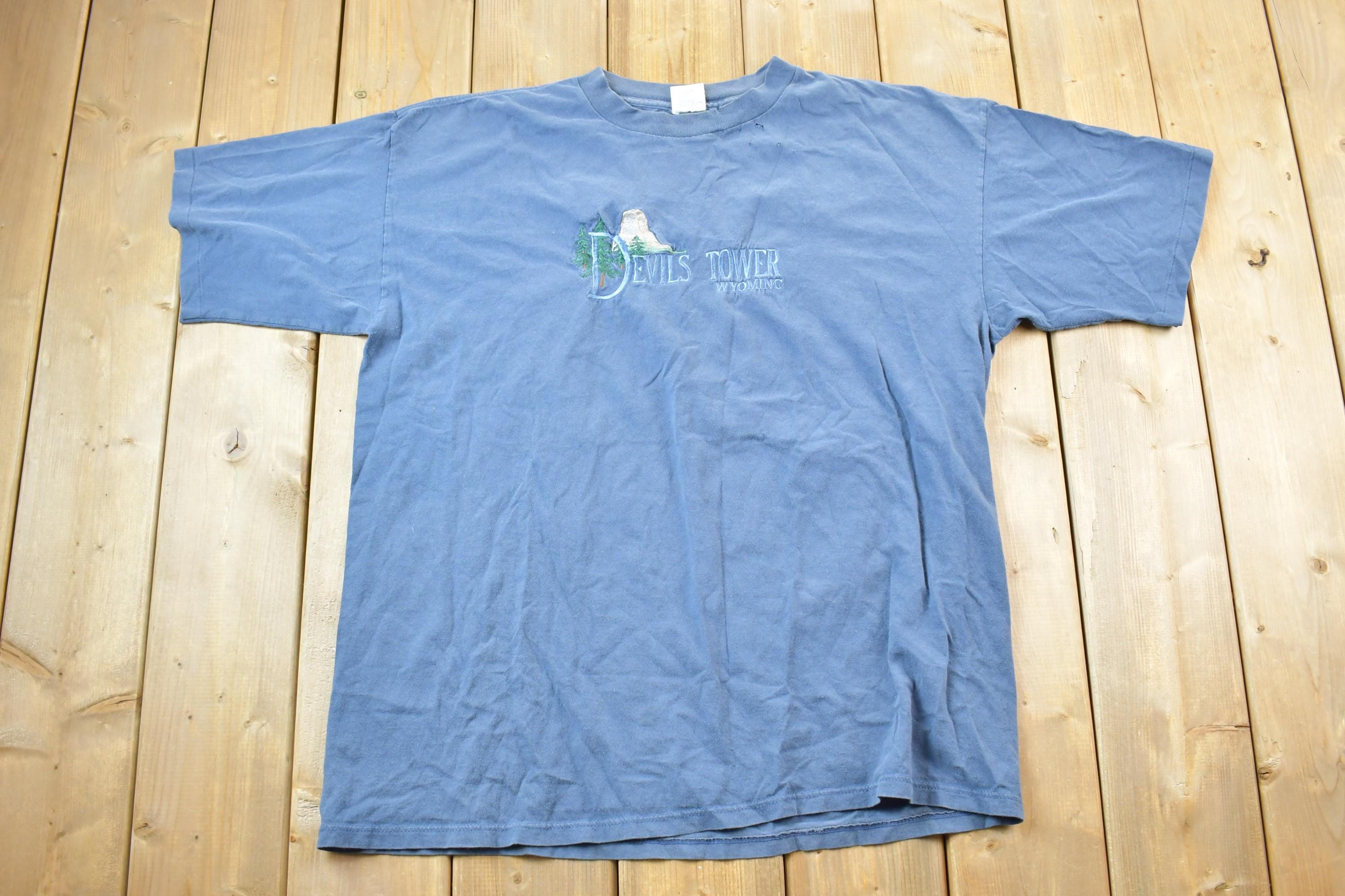 Vintage 1990s Desert Heat Devils Tower Wyoming Embroidered Souvenir T-Shirt