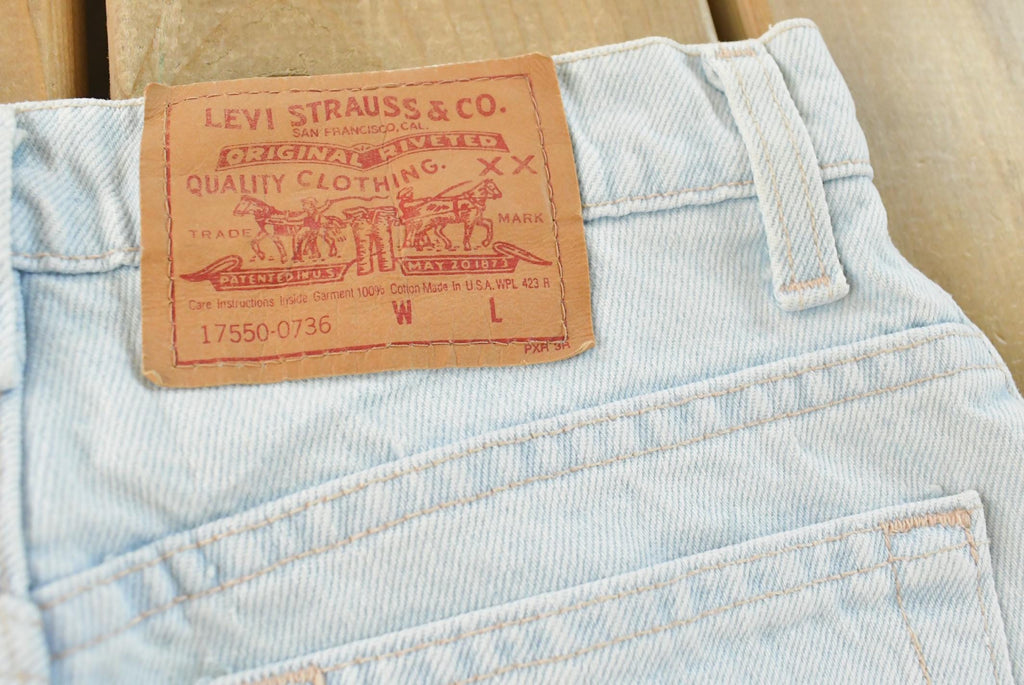 Vintage 1990s Levi's 550 Relaxed Fit Denim Light Wash Blue Jeans Size 26 x 30 / 90s Levi's / Made in USA / Streetwear