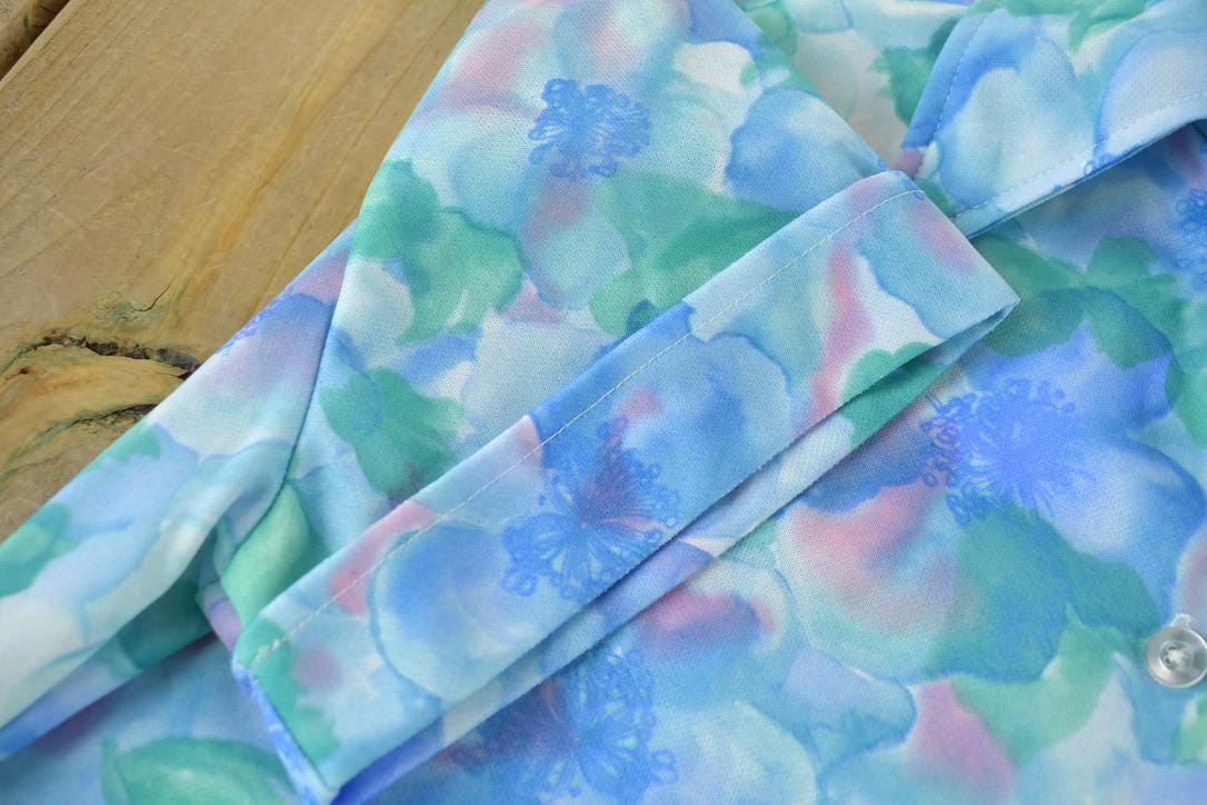 Vintage 1970s Women's Watercolor Flower Pattern Carol Henry Button Up Shirt