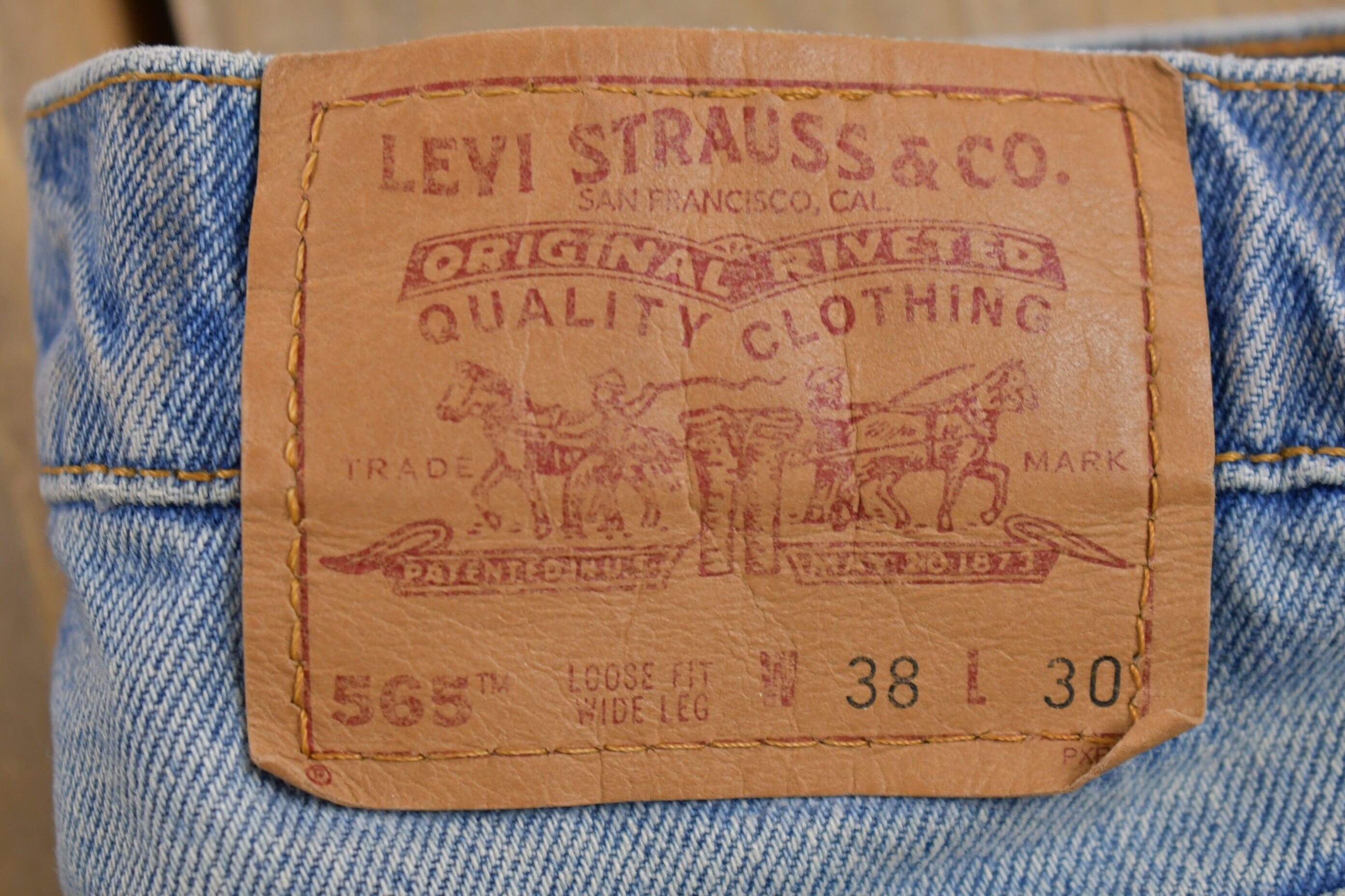 Vintage 1990s Levi's 565 Red Tab Denim Jeans Size 38 x 30