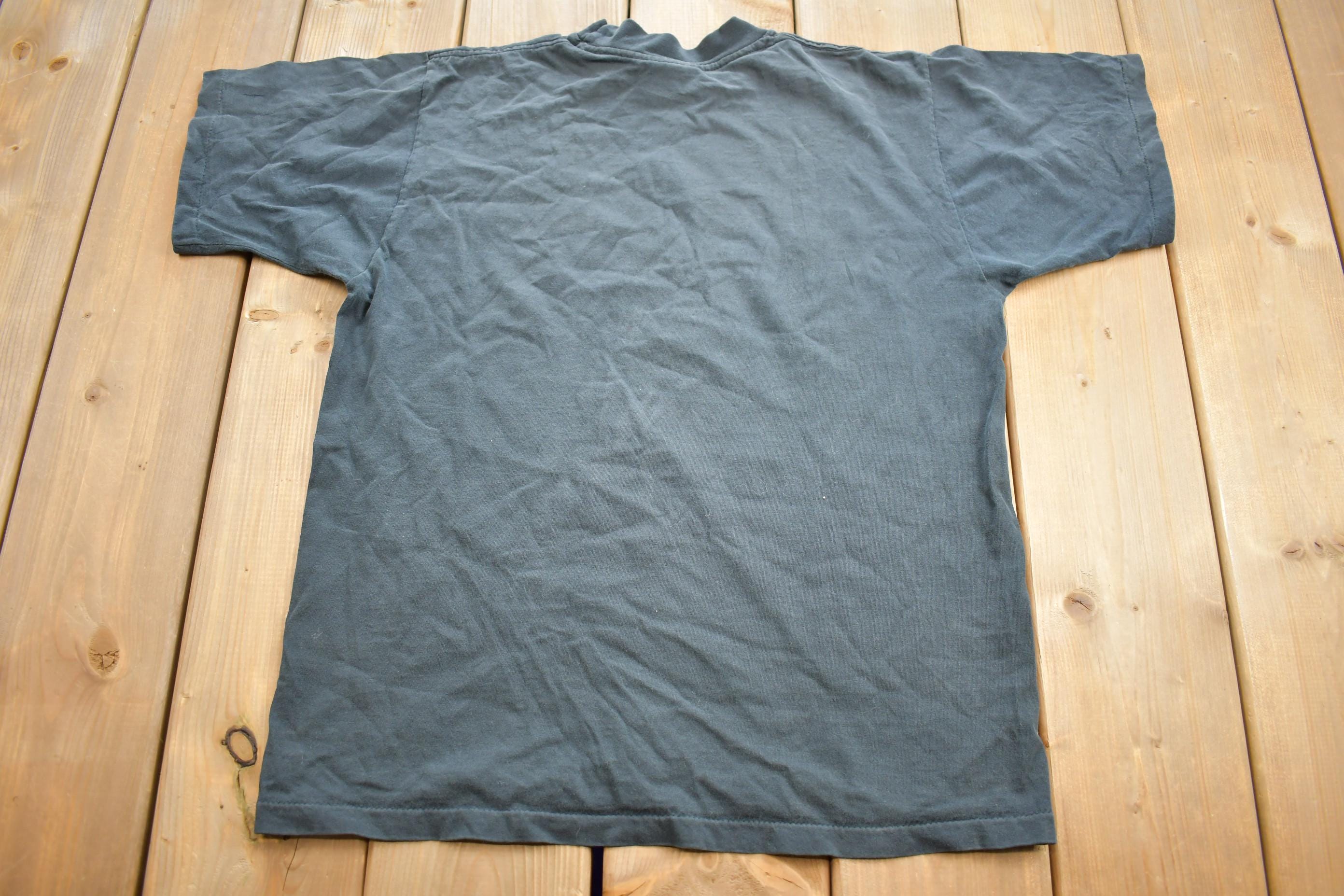 Vintage 1990s Desert Wolf Cactus Graphic T-Shirt