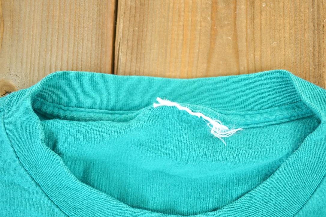 Vintage 1990s Seaworld Sharks Souvenir Single Stitch Graphic Print T-Shirt Made In USA