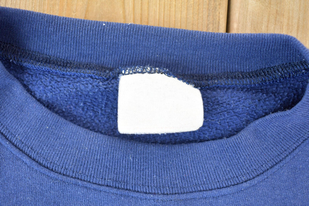 Vintage 1990s Graphic and Embroidered Quebec Sailing Crewneck Sweatshirt