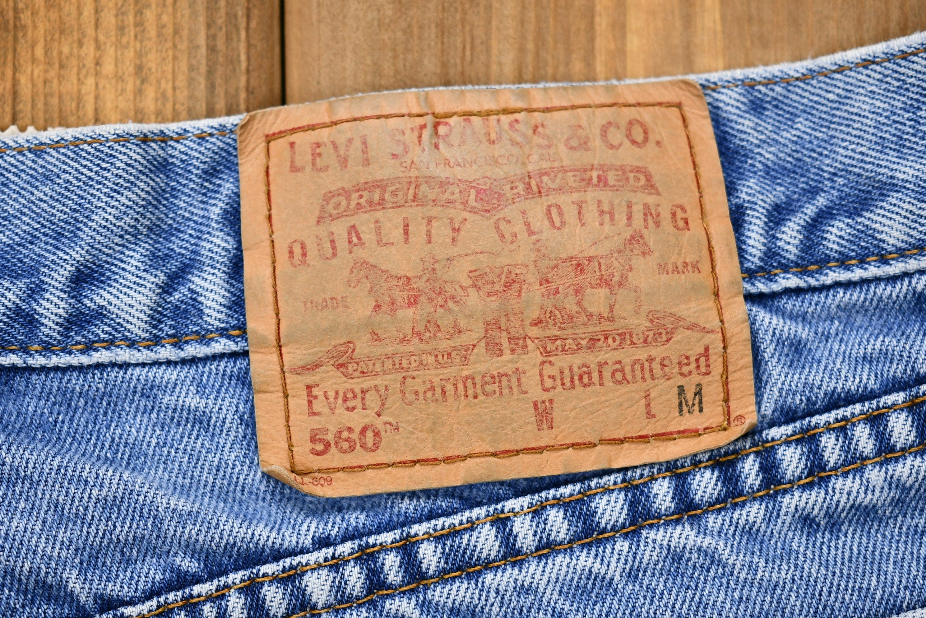 Vintage 1990s Levi's 560 Light Wash Loose Fit Tapered Leg Mom Jeans