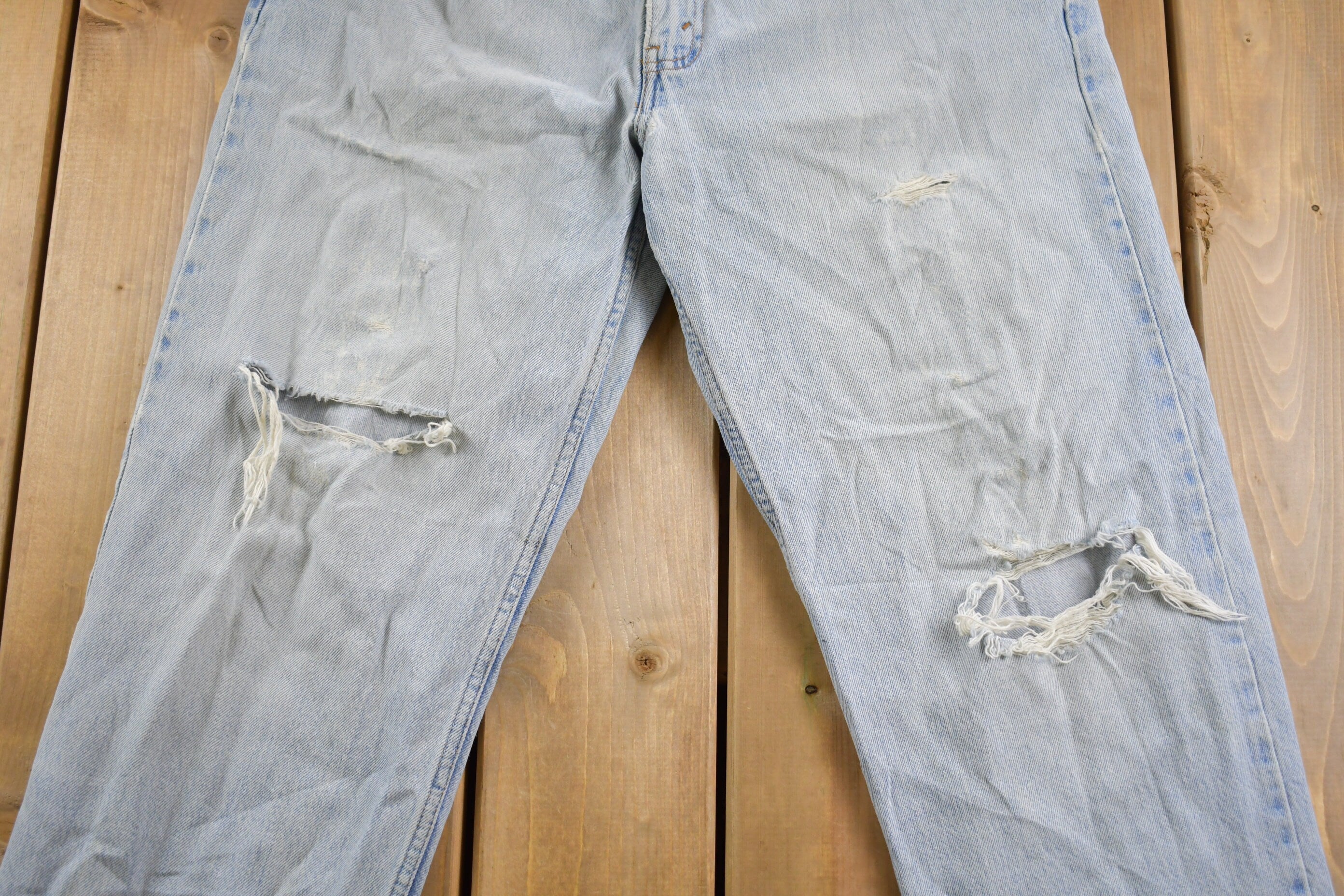 Vintage 1990s Levi's 550 Red Tab Ripped Denim Jeans Size 32 x 31