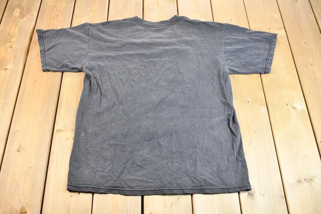 Vintage 1990s Lone Wolf Graphic Vancouver Canada Souvenir Travel T-Shirt / Streetwear / Nature T Shirt / Outdoorsman