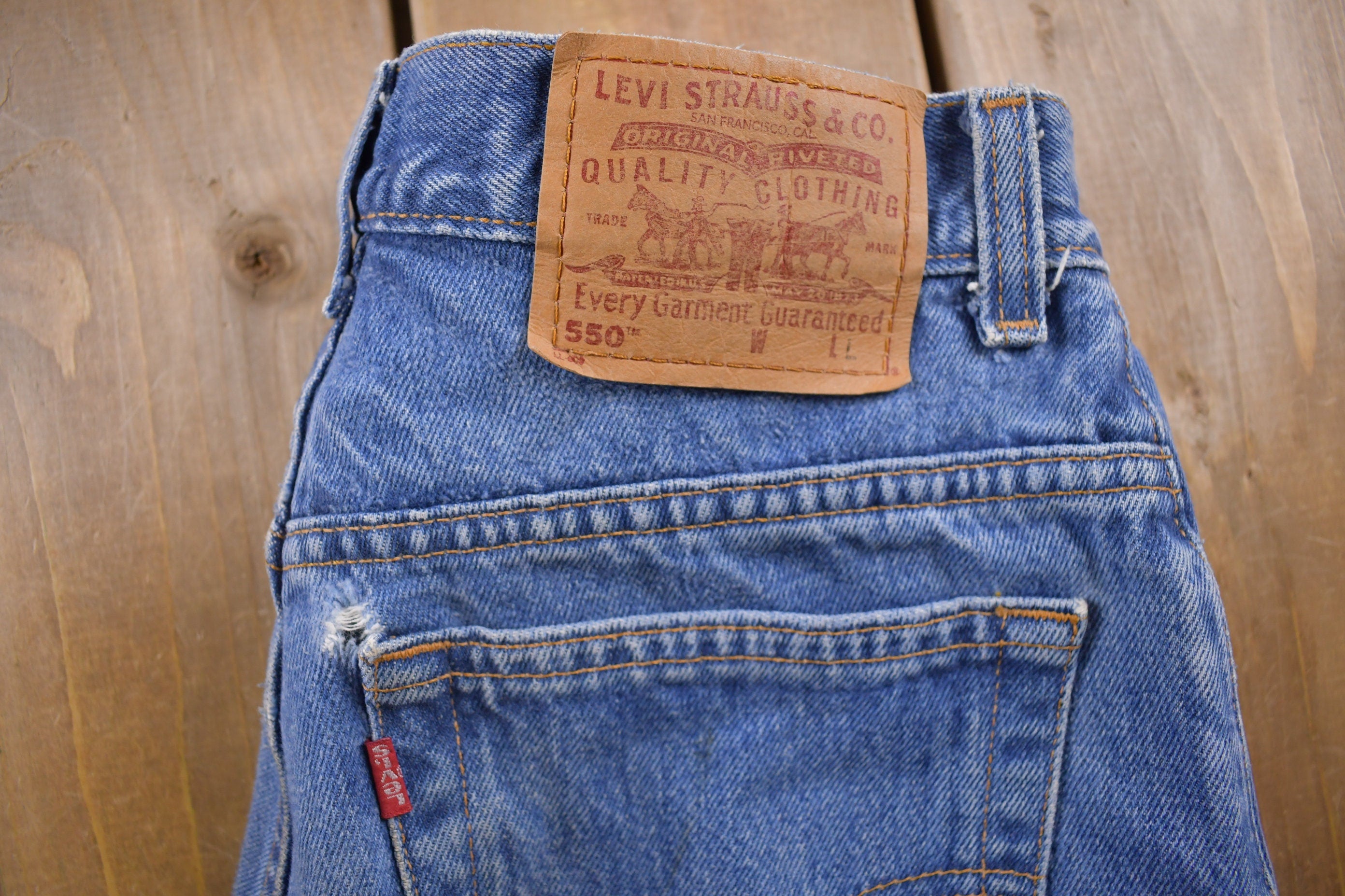 Vintage 1990s Levi's 550 Red Tab Jeans Size 30 x 33