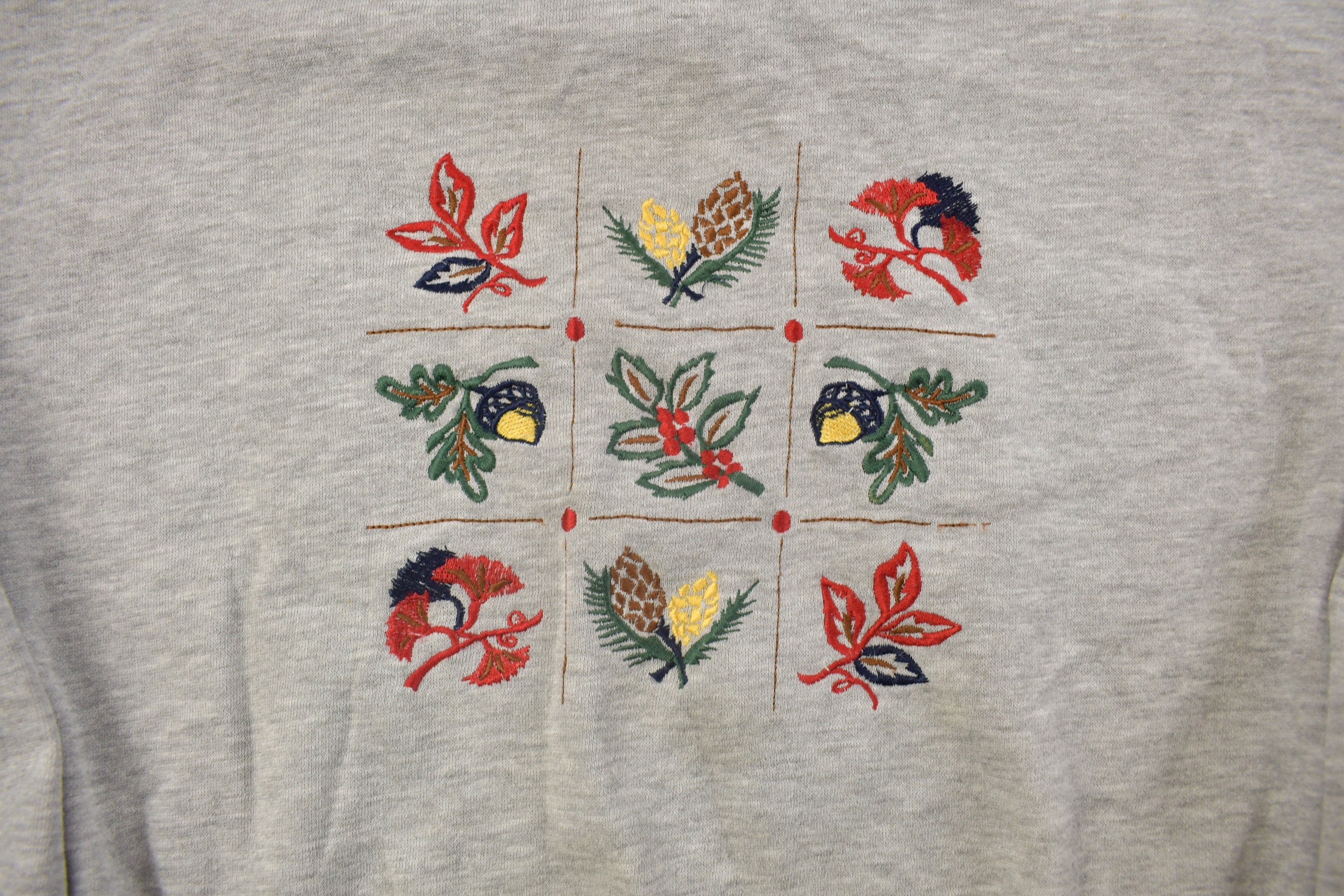 Vintage 1990s Acorns and Pinecones Themed Crewneck Sweatshirt