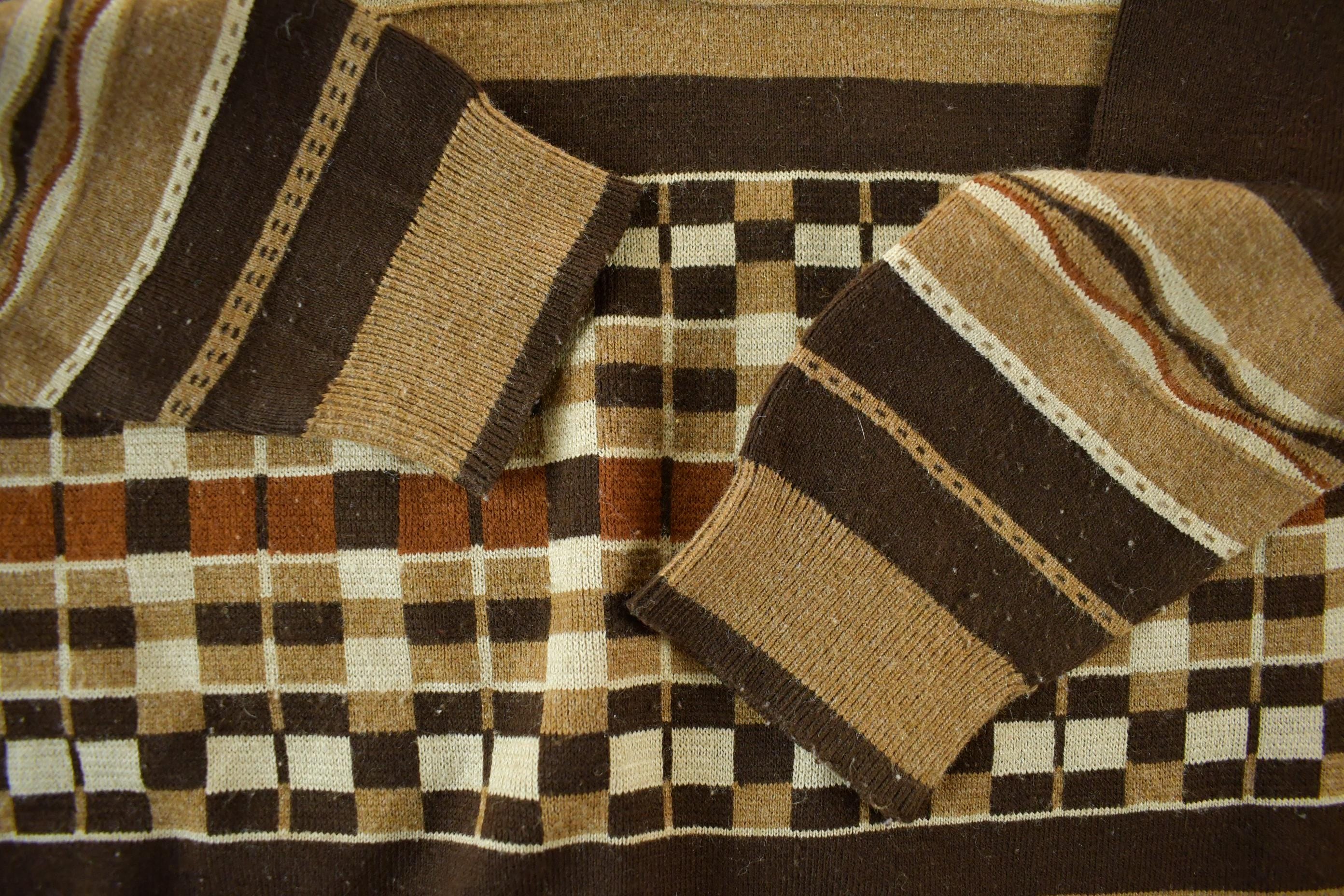 Vintage 70s 80s Fashion Guide Knit Abstract Pattern V Neck Sweater