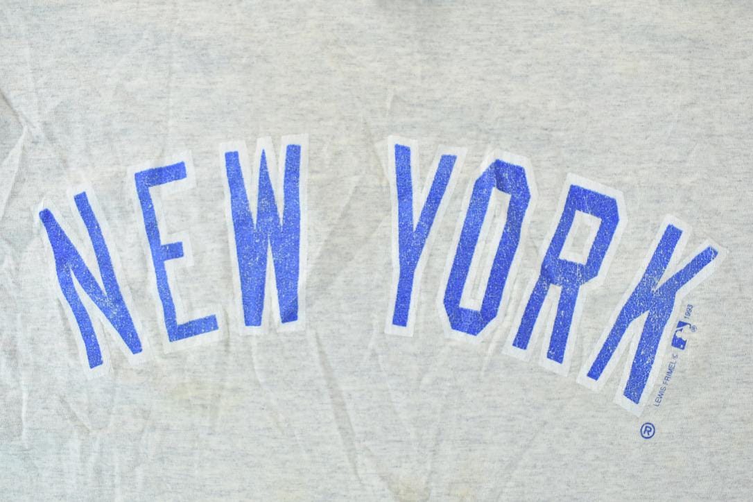 Vintage 1993 New York Yankees Warner Bros Daffy Duck Long Night Dress MLB Graphic T-Shirt