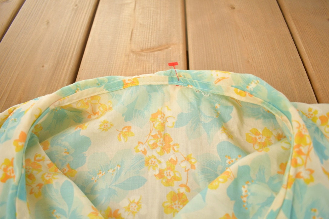 Vintage 1990s Long Floral Button Up Shirt / 1990s Button Up / Vintage Flannel / Basic Button Up / Floral Shirt / All Over Print