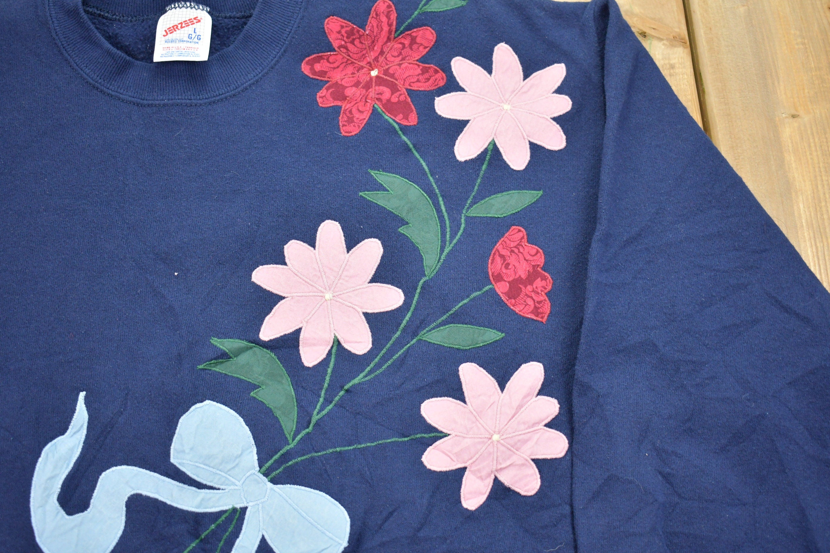 Vintage 1990s Floral Embroidered Cute Sweatshirt