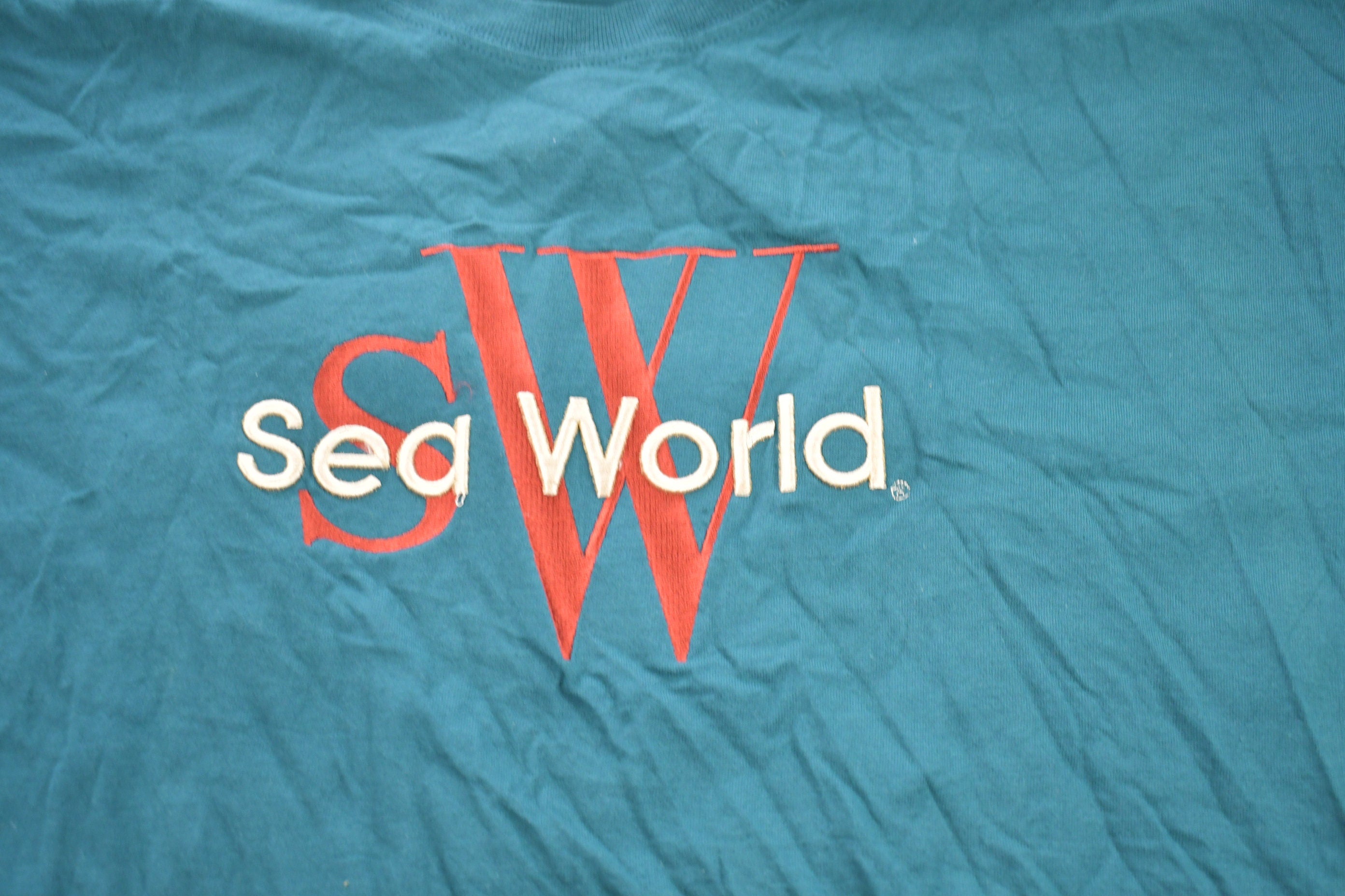 Vintage 1990s Sea World Embroidered Graphic T-Shirt