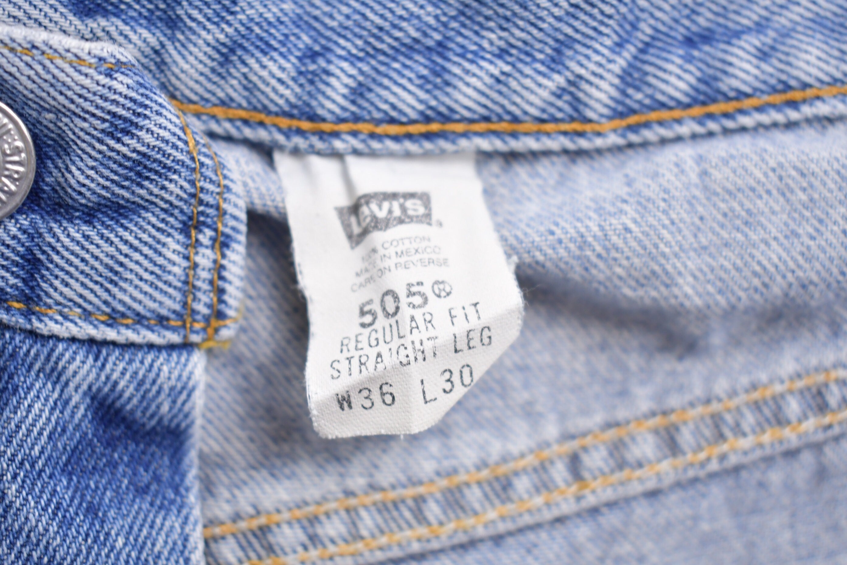 Vintage 1990s Levi's 505 Red Tab Jeans Size 32 x 30