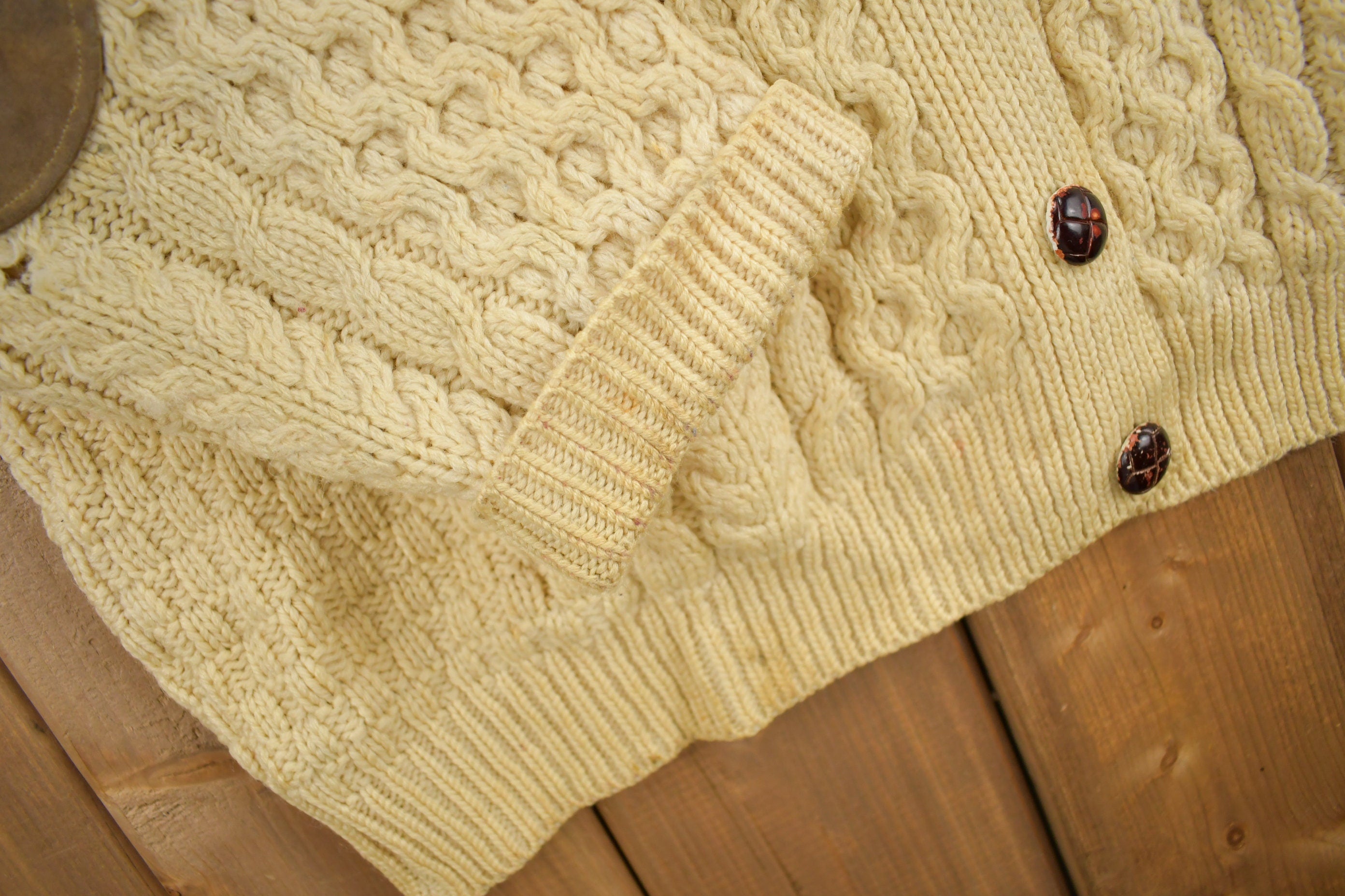Vintage 1980s Carraig Donn 100% Pure New Wool Cable Knit Sweater