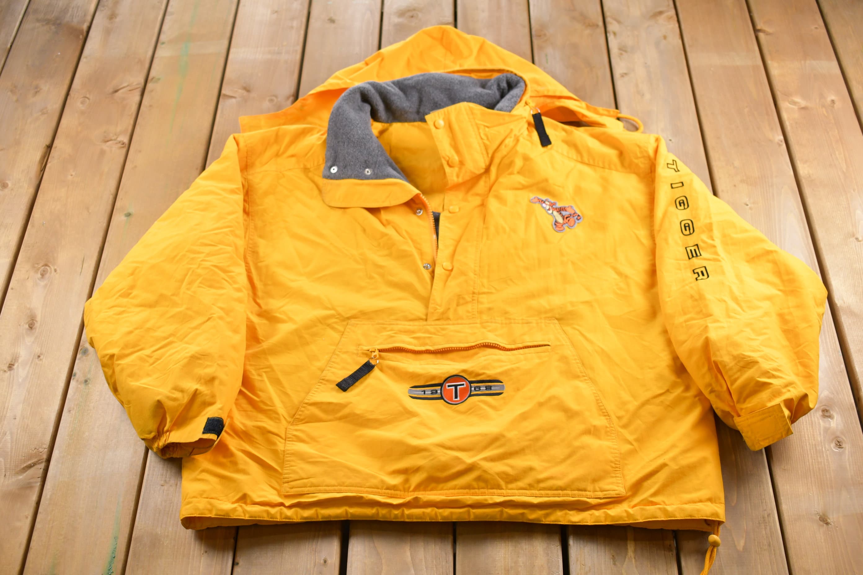 Vintage 1990s Disney Tigger Pullover Windbreaker Jacket