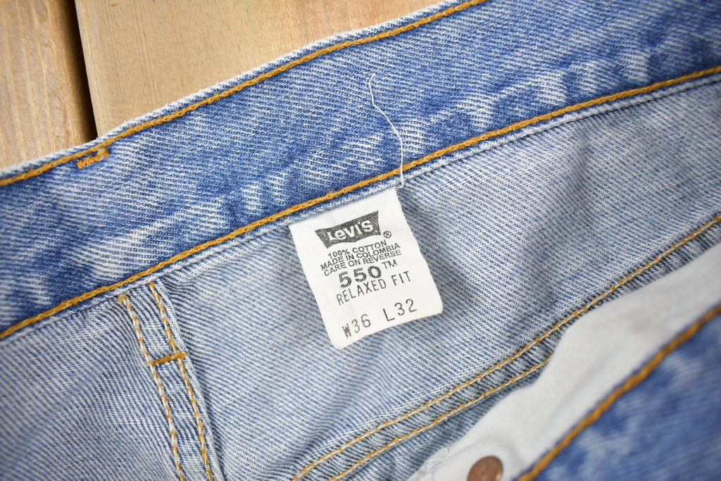 Vintage 1990s Levi's 550 Relaxed Fit Light Wash Jeans Size 34 x 30