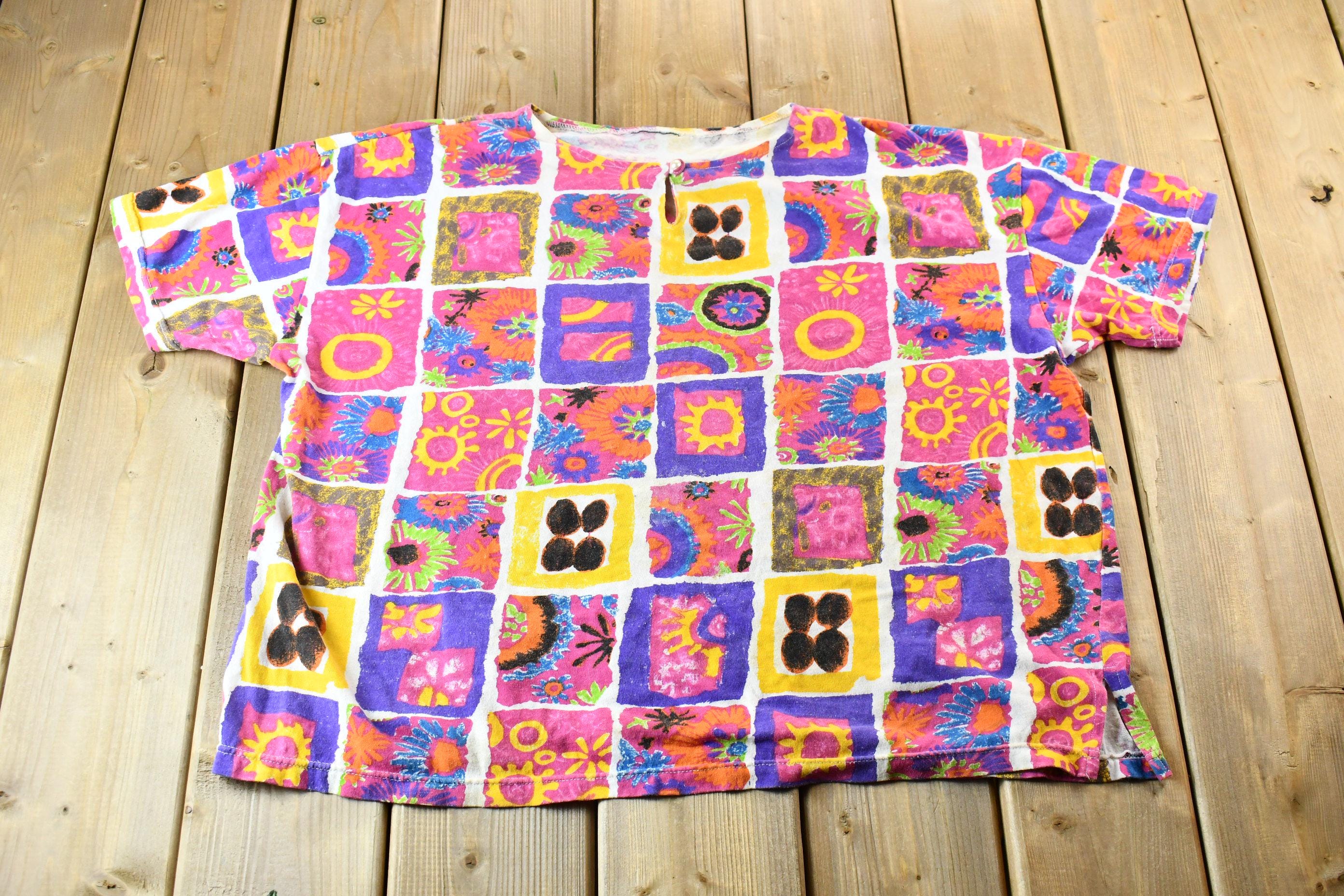Vintage 1990s Colourful Women's Abstract Patterned All-Over-Print Pearl Button Graphic T-Shirt