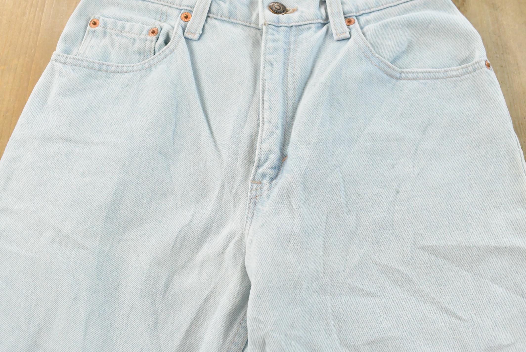 Vintage 1990s Levi's 550 Relaxed Fit Denim Light Wash Blue Jeans Size 26 x 30 / 90s Levi's / Made in USA / Streetwear