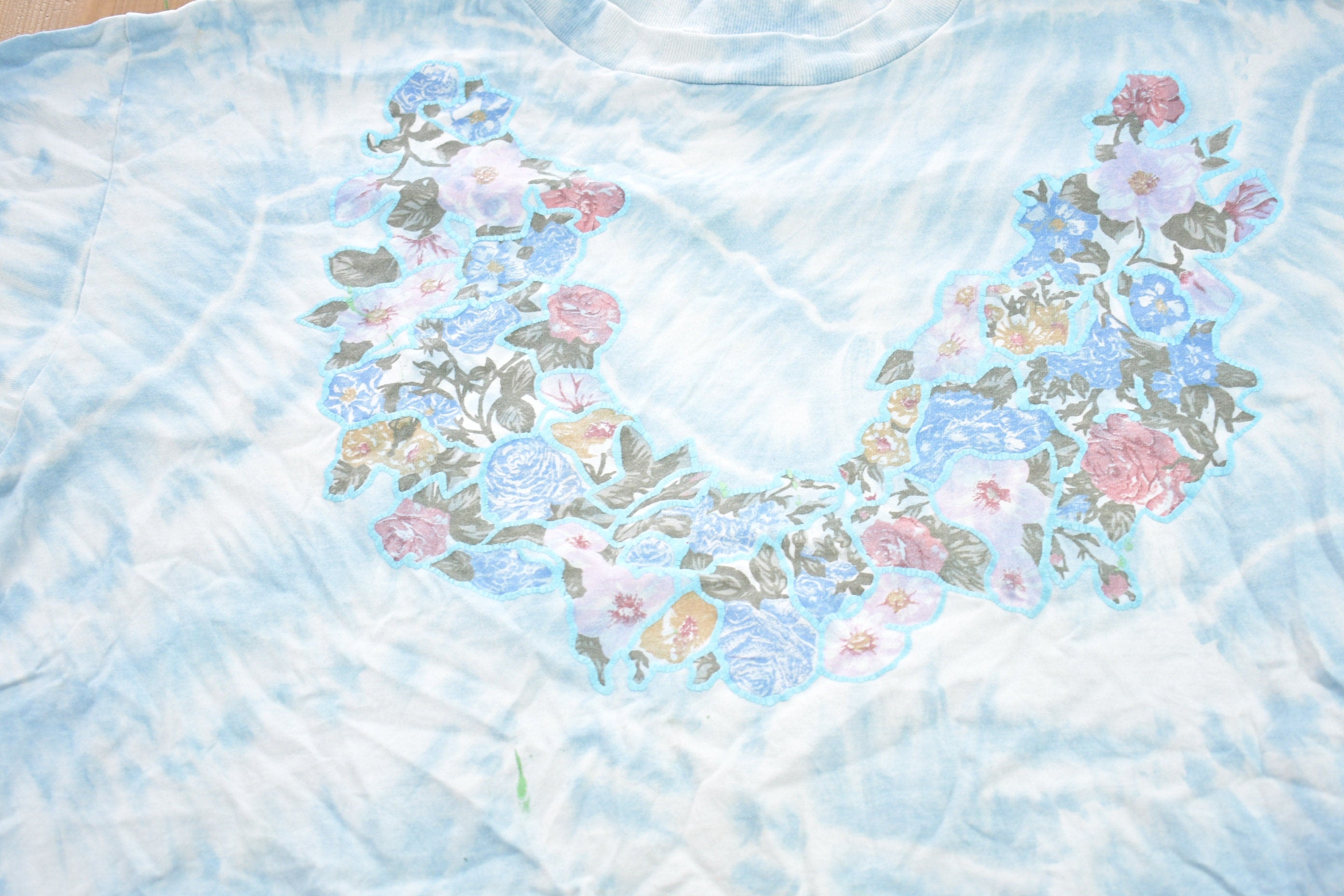 Vintage 1990s Newport Tie-Dye Wreath Graphic T-Shirt