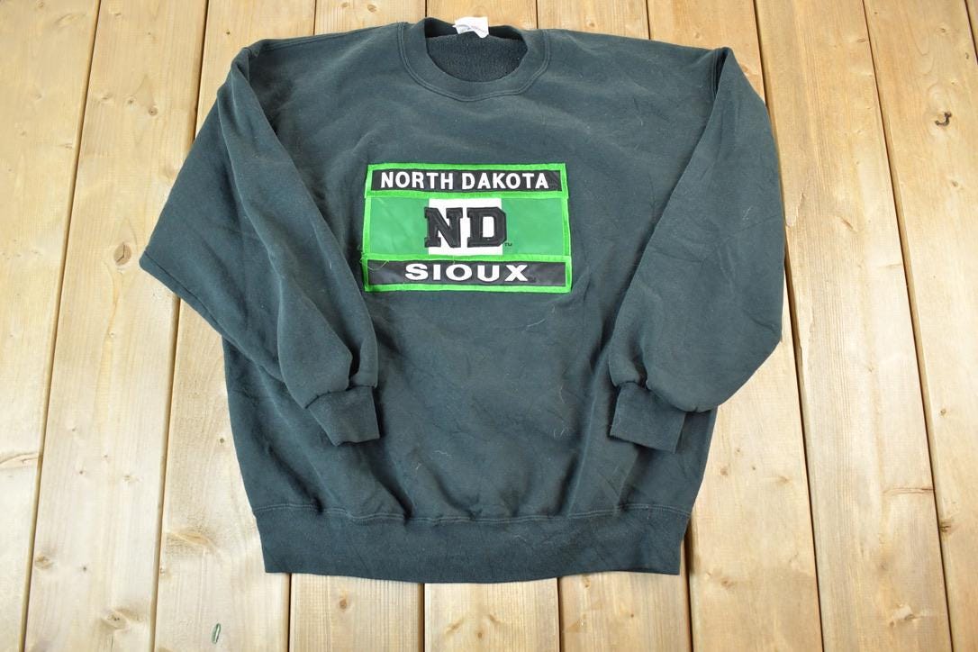 Vintage 1990s North Dakota Sioux Souvenir Heavyweight Crewneck Sweatshirt Made In USA
