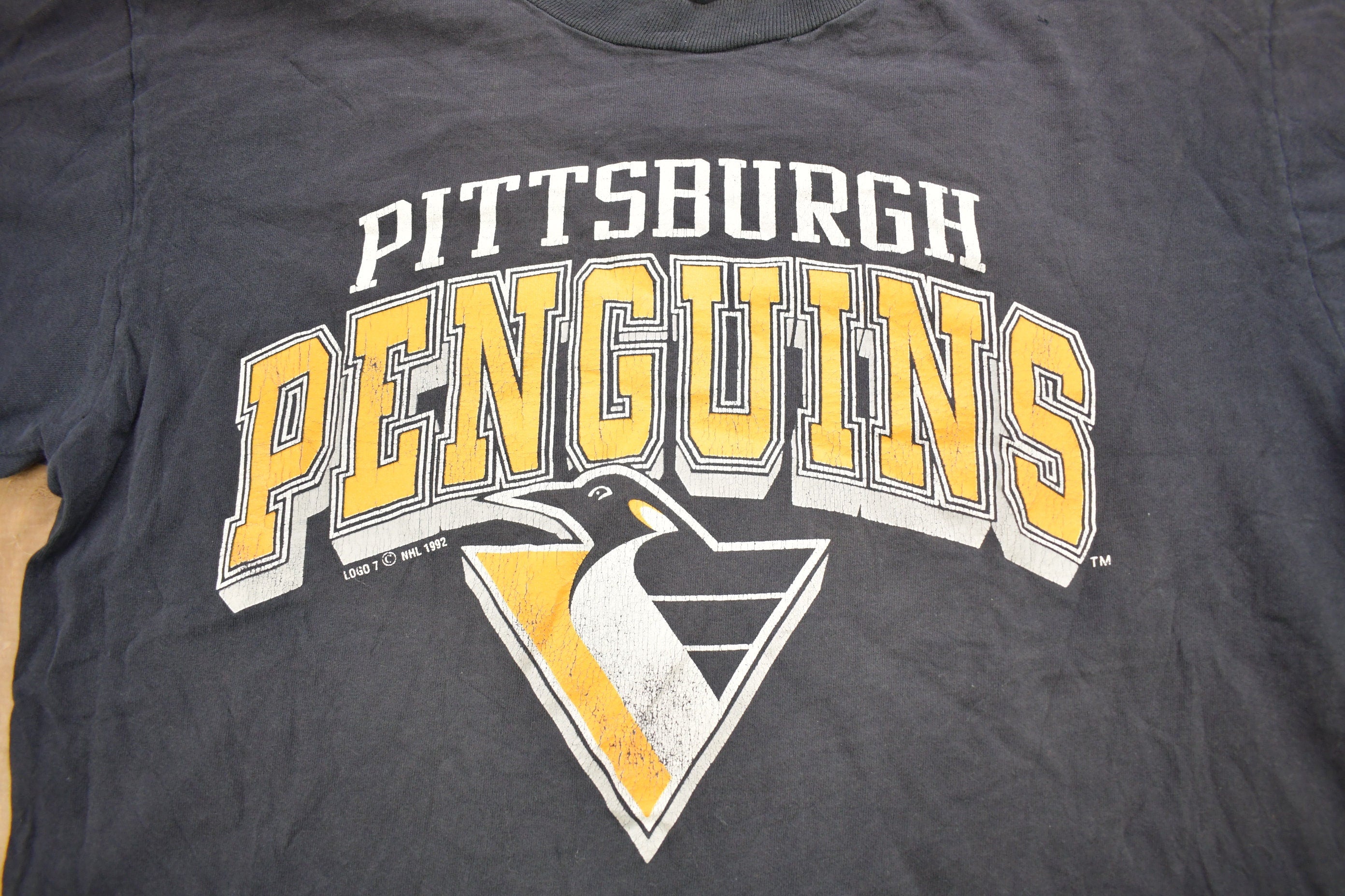 Vintage 1992 Pittsburgh Penguins NHL Graphic Logo 7 T-Shirt