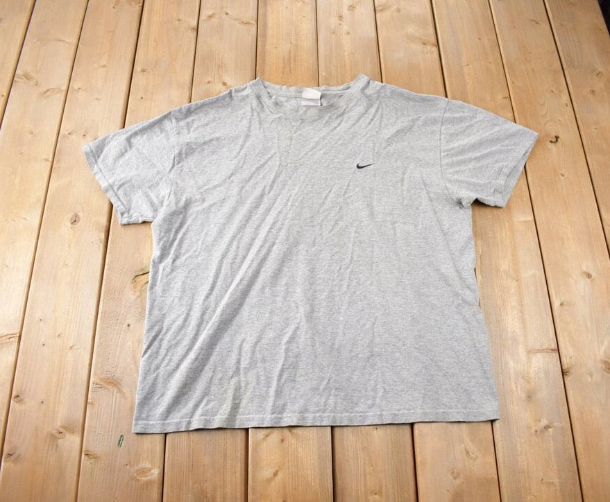 Vintage 2000s Nike Embroidered Mini Swoosh Graphic T-Shirt Size XL