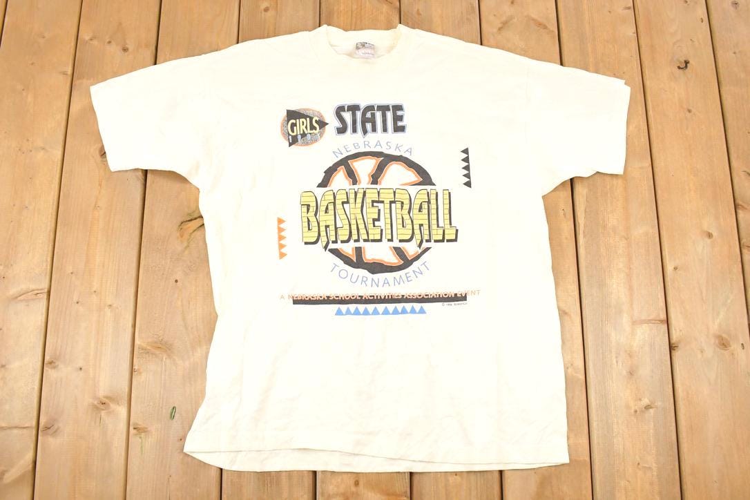 Vintage 1996 Nebraska State Girls Basketball Graphic Print Souvenir T-Shirt Men's L