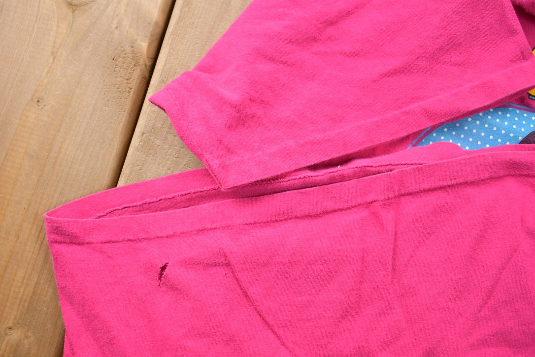 Vintage 1990s Disney Mickey and Minnie Mouse Smack Kiss Heart T-Shirt Cartoon Character  90s  Retro Style  Made in USA  Single Stitch