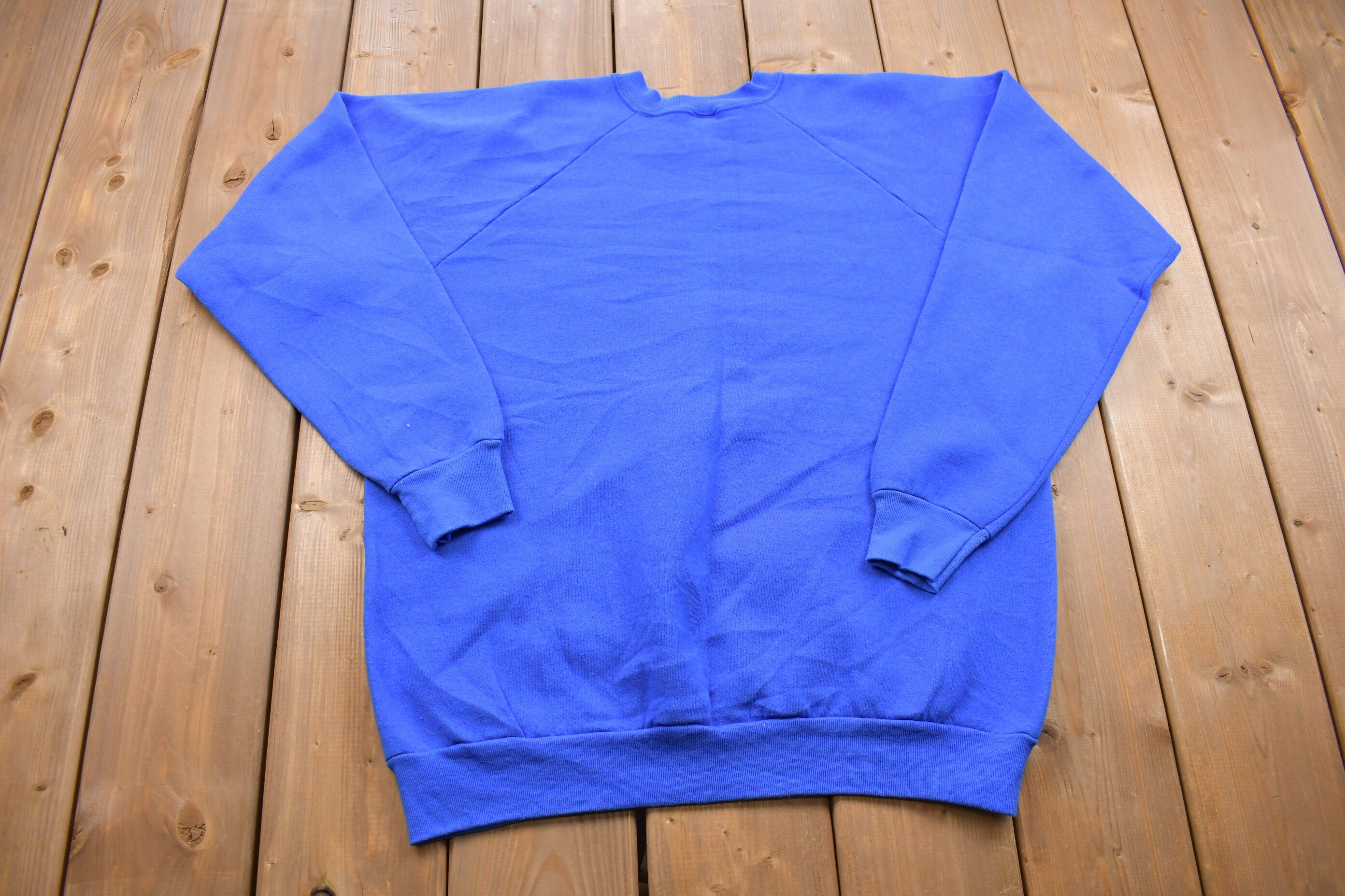 Vintage 1990s fruit of the Loom Blank Raglan Crewneck Sweatshirt